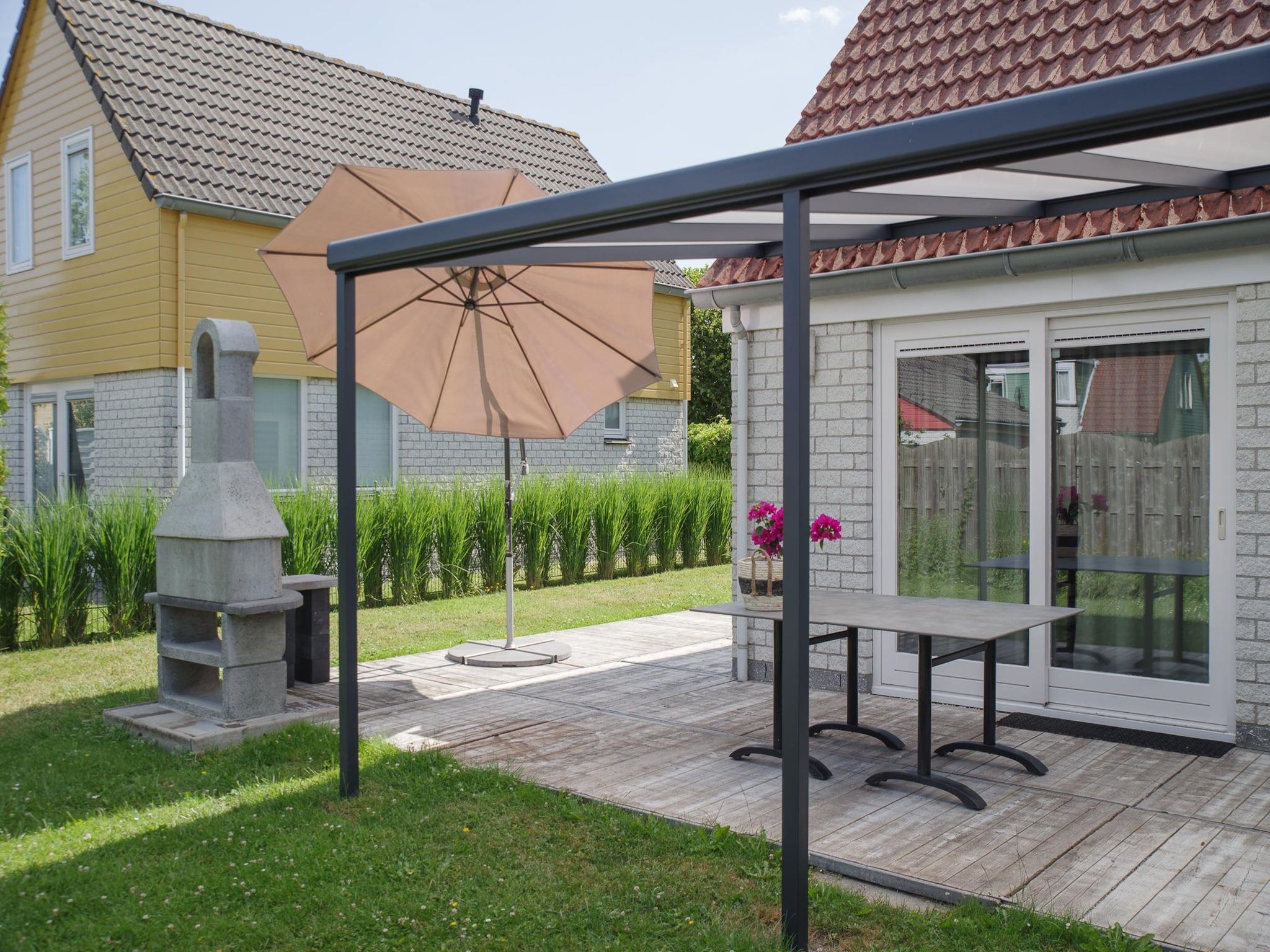 Het terras van Villapark De Oesterbaai 10 in Wemeldinge