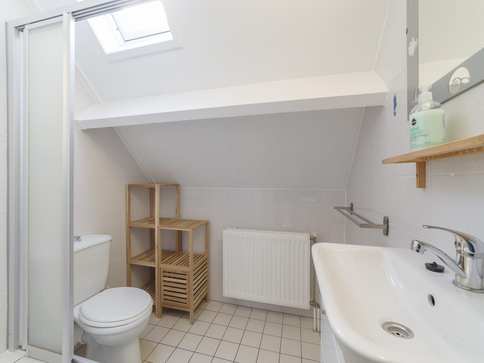 De badkamer van Villapark De Oesterbaai 10 in Wemeldinge