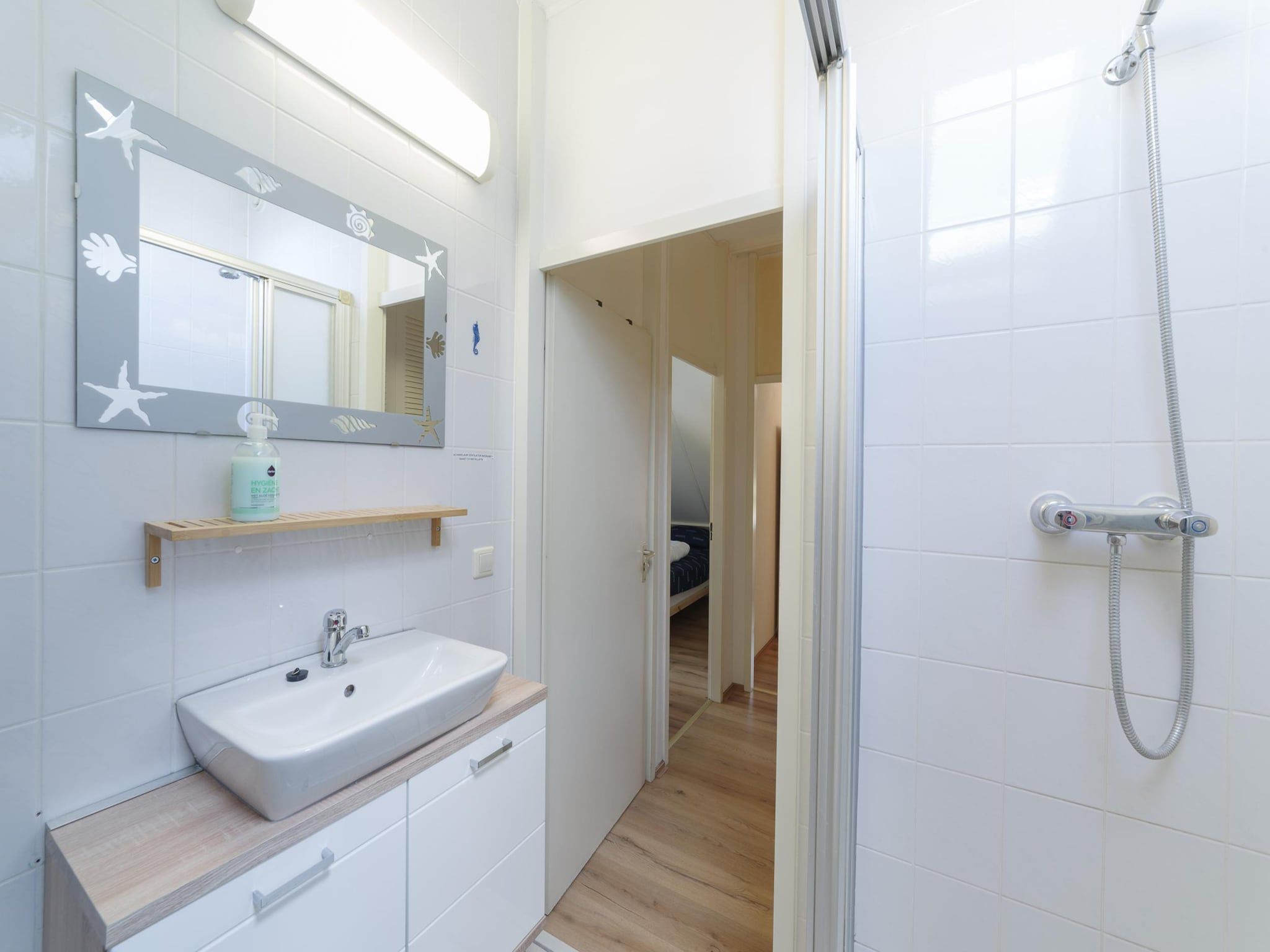 De badkamer van Villapark De Oesterbaai 10 in Wemeldinge