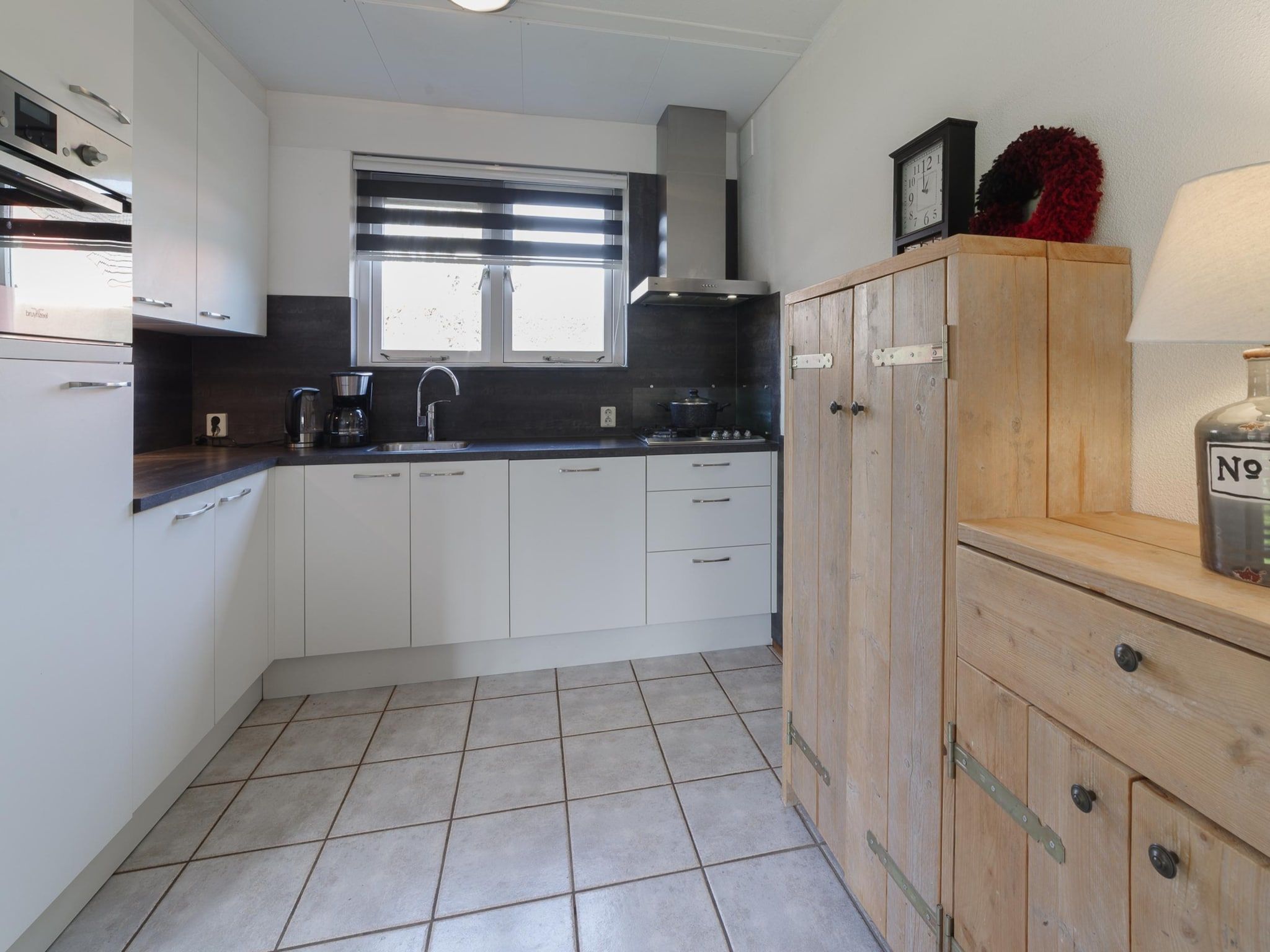 De keuken van Villapark De Oesterbaai 23 in Wemeldinge