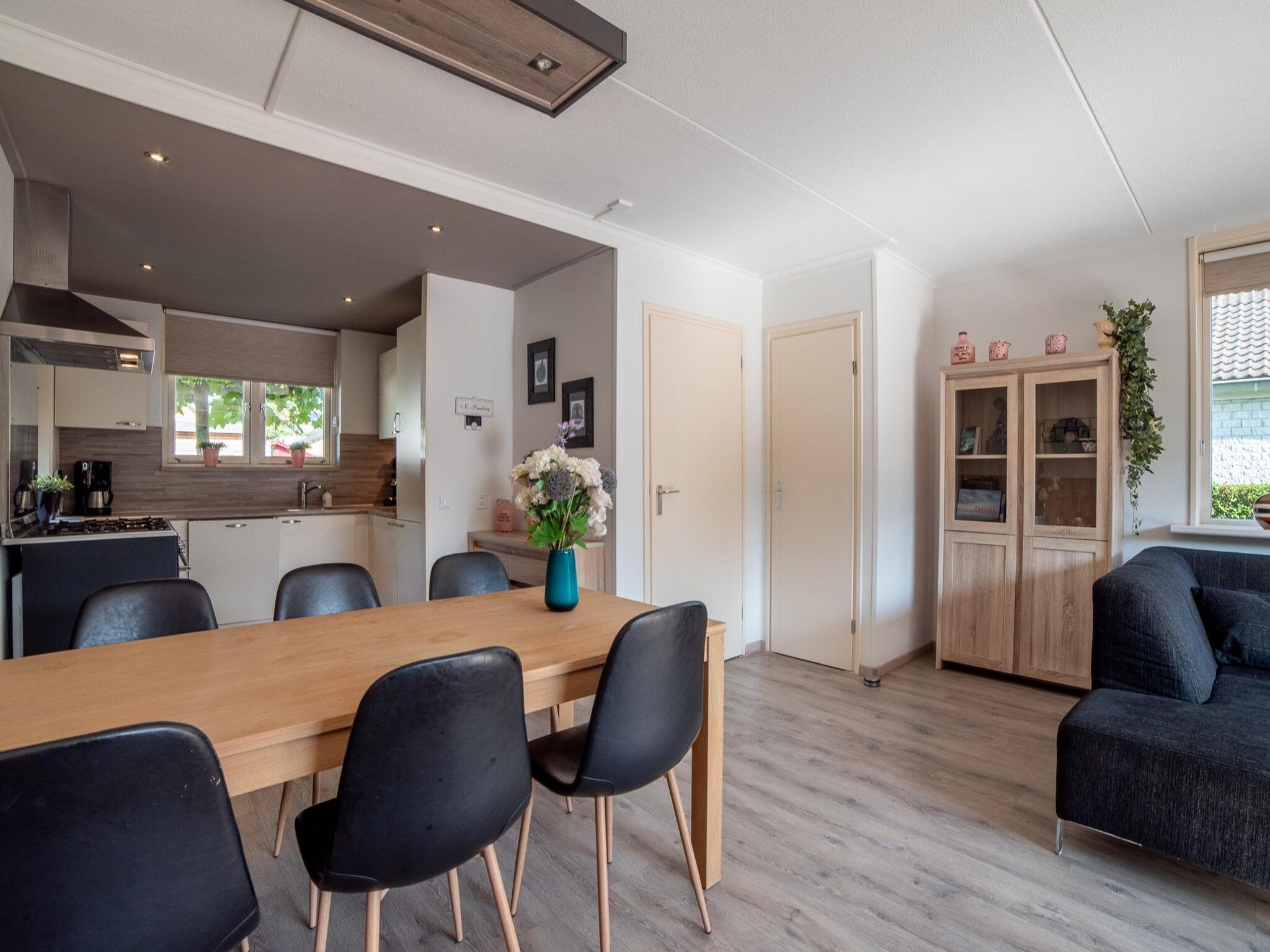 De eetkamer van Villapark De Oesterbaai 26 in Wemeldinge