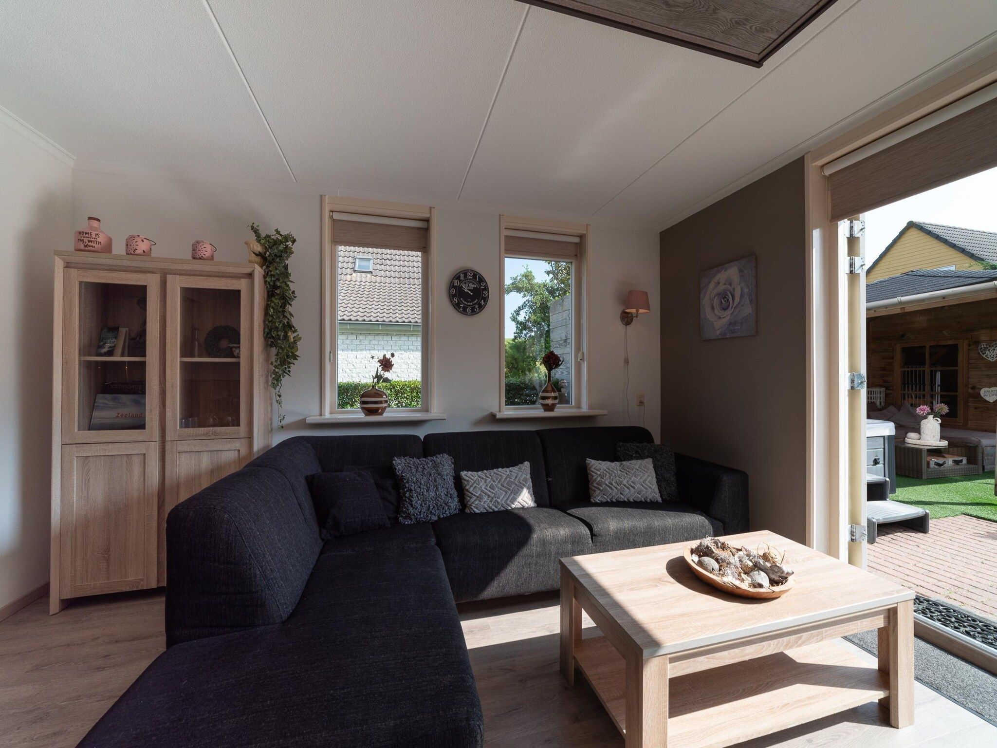 De woonkamer van Villapark De Oesterbaai 26 in Wemeldinge