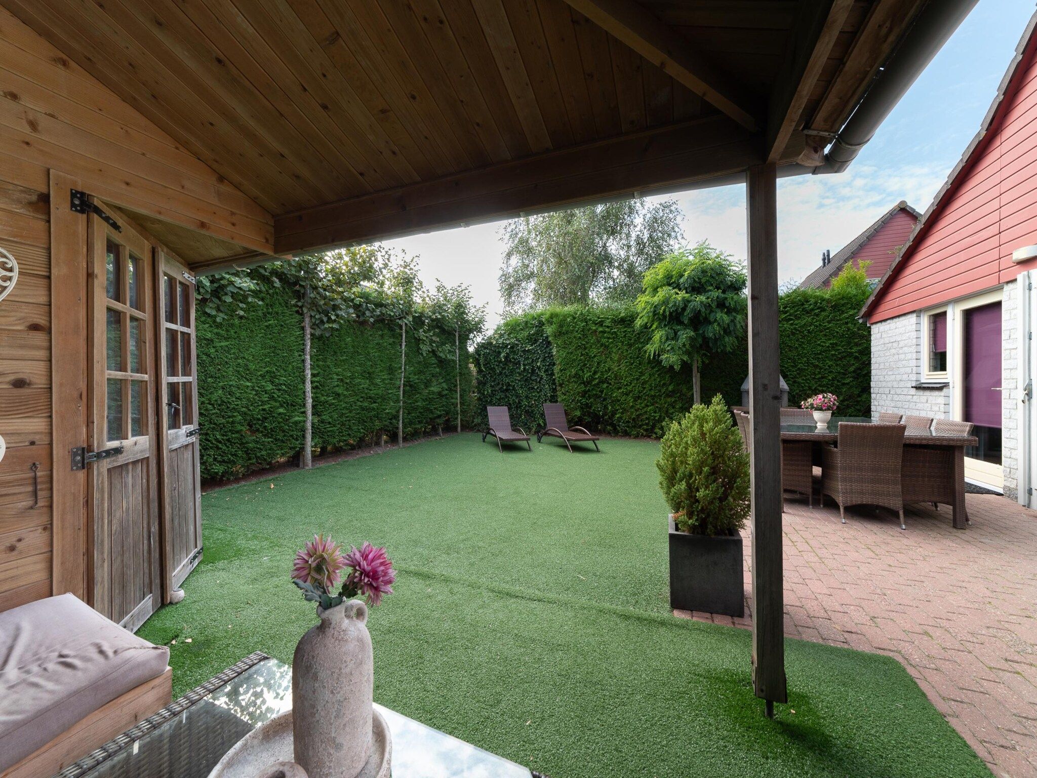 De tuin van Villapark De Oesterbaai 26 in Wemeldinge