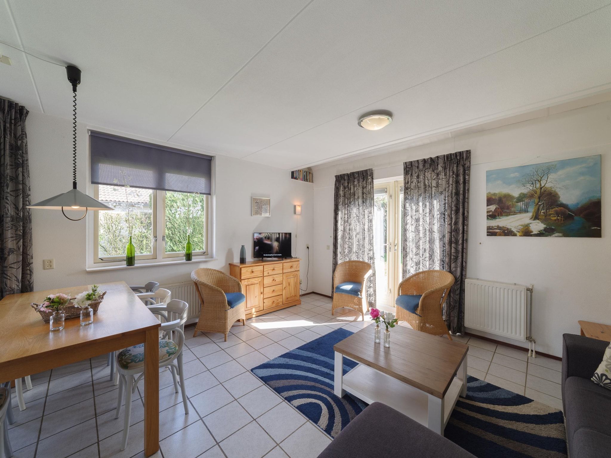 De eetkamer van Villapark De Oesterbaai 27 in Wemeldinge