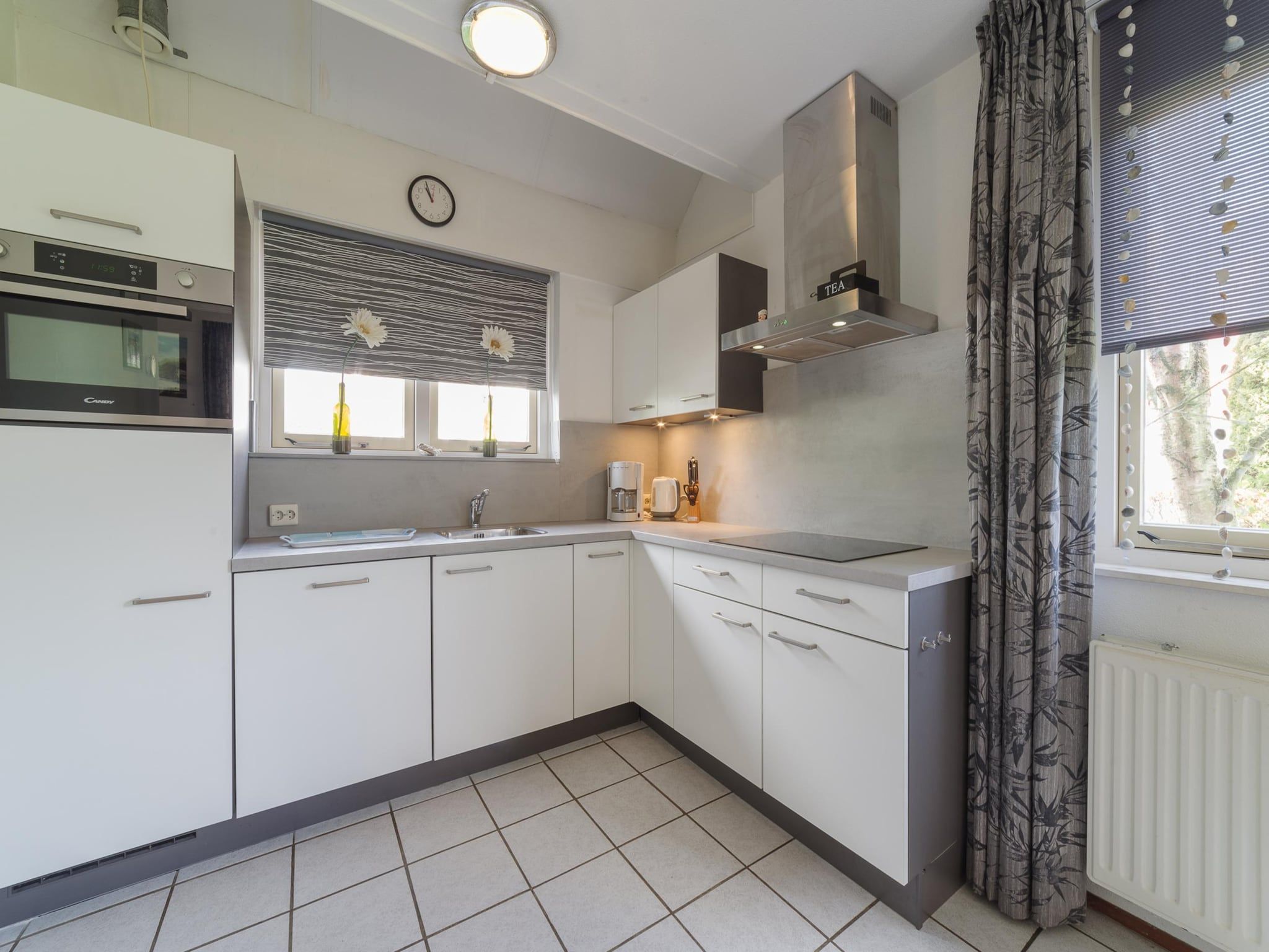 De keuken van Villapark De Oesterbaai 27 in Wemeldinge