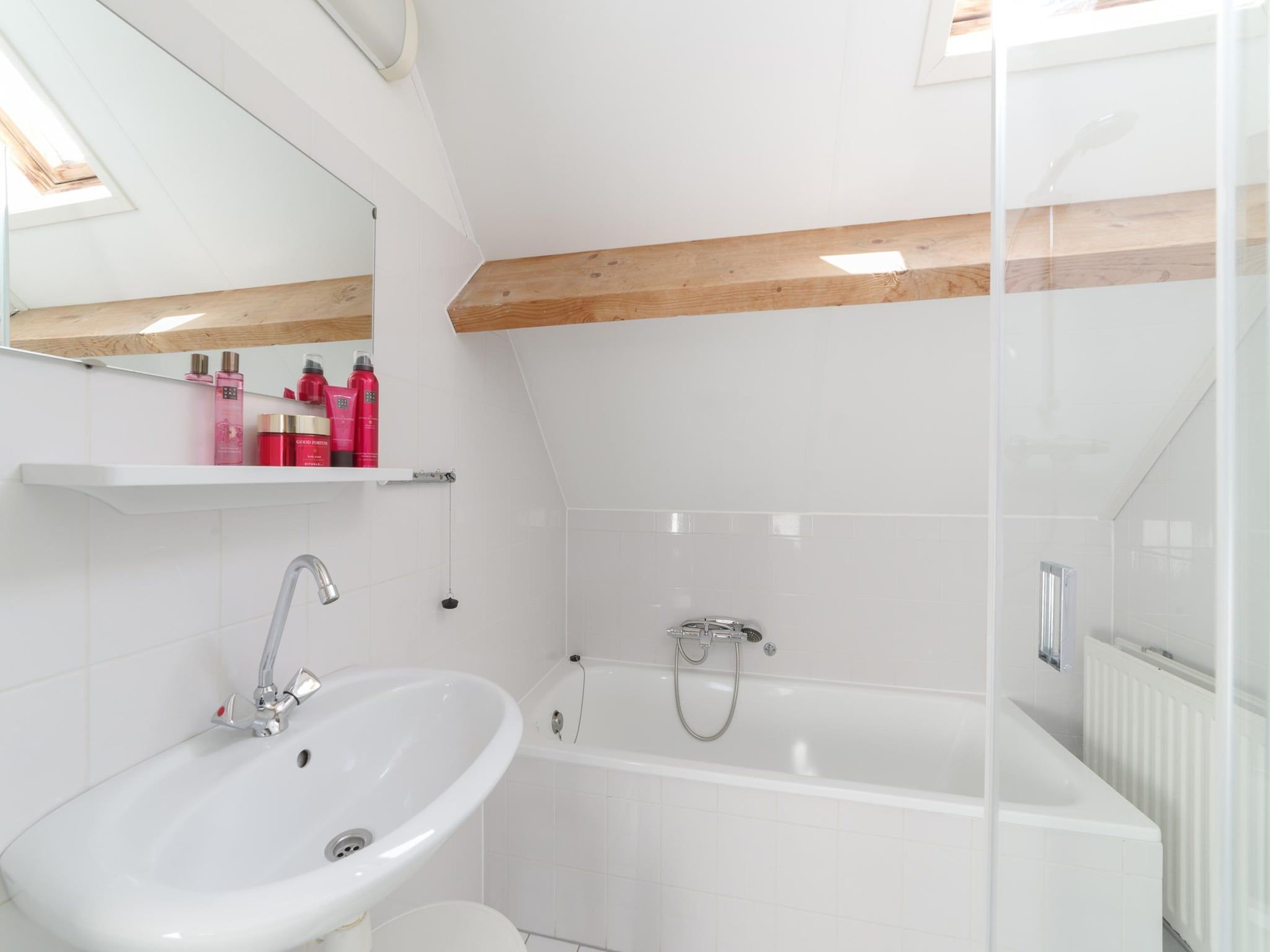 De badkamer van Villapark De Oesterbaai 27 in Wemeldinge