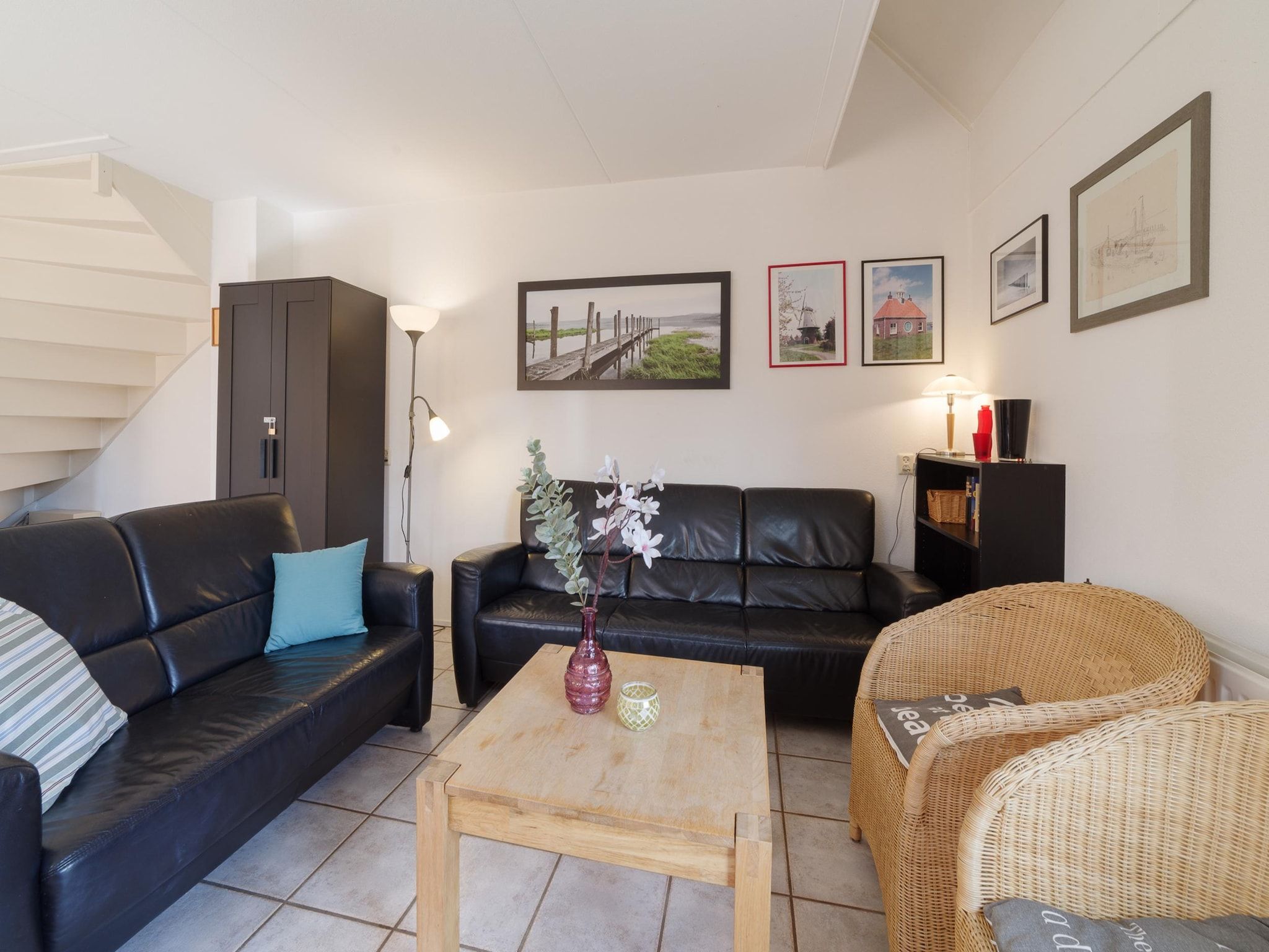 De woonkamer van Villapark De Oesterbaai 28 in Wemeldinge