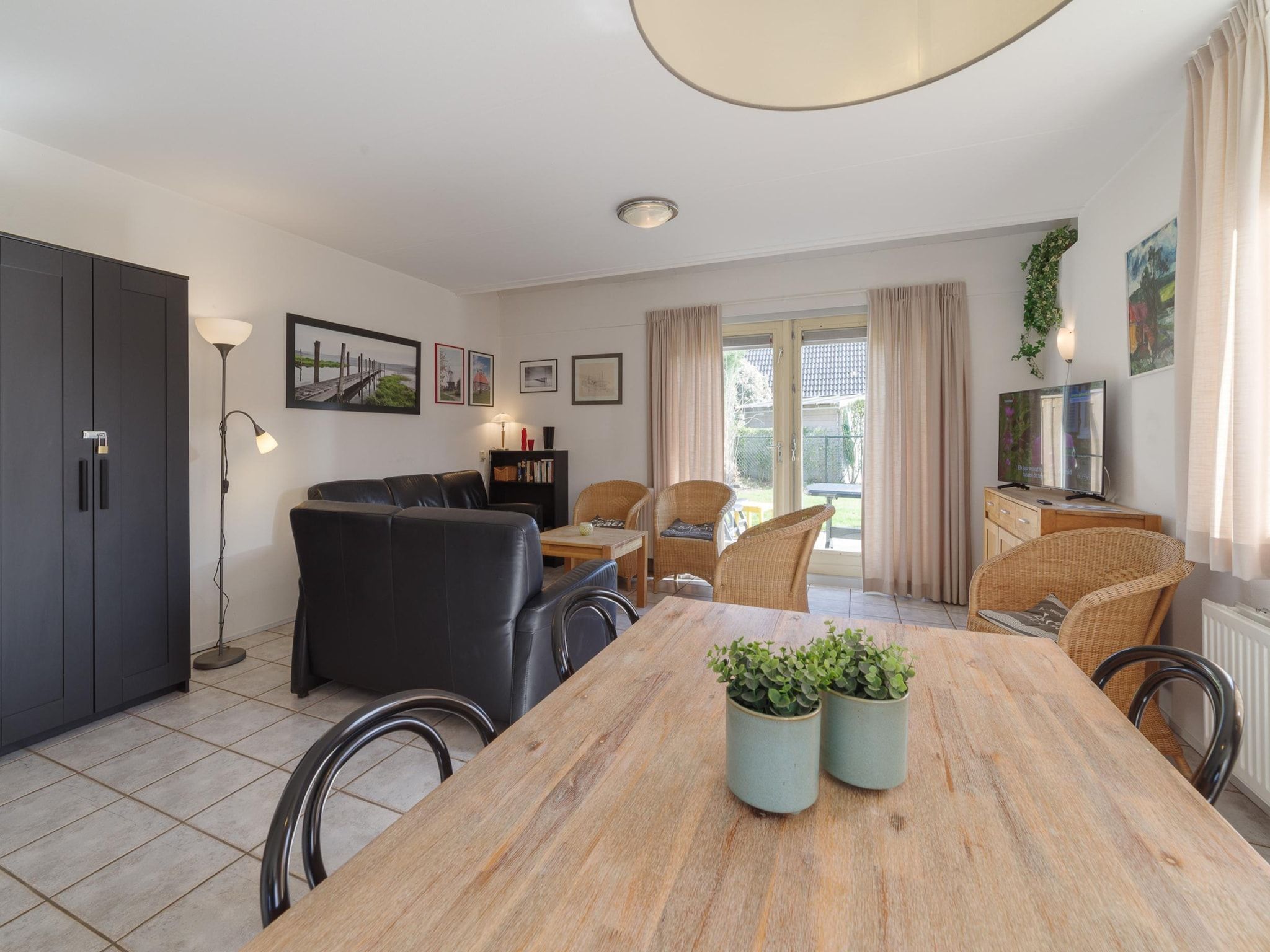 De eetkamer van Villapark De Oesterbaai 28 in Wemeldinge