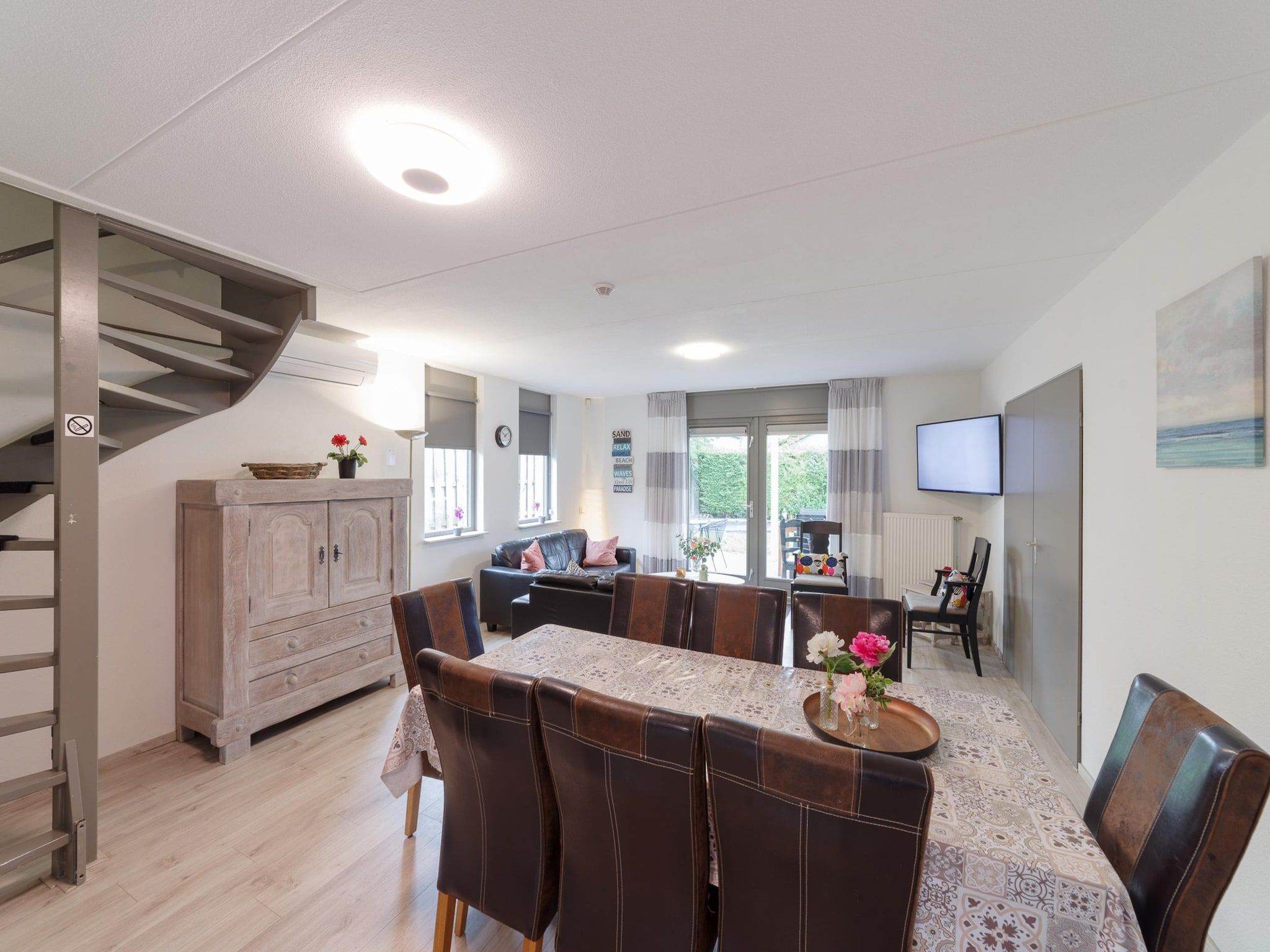 De eetkamer van Villapark De Oesterbaai 49 in Wemeldinge