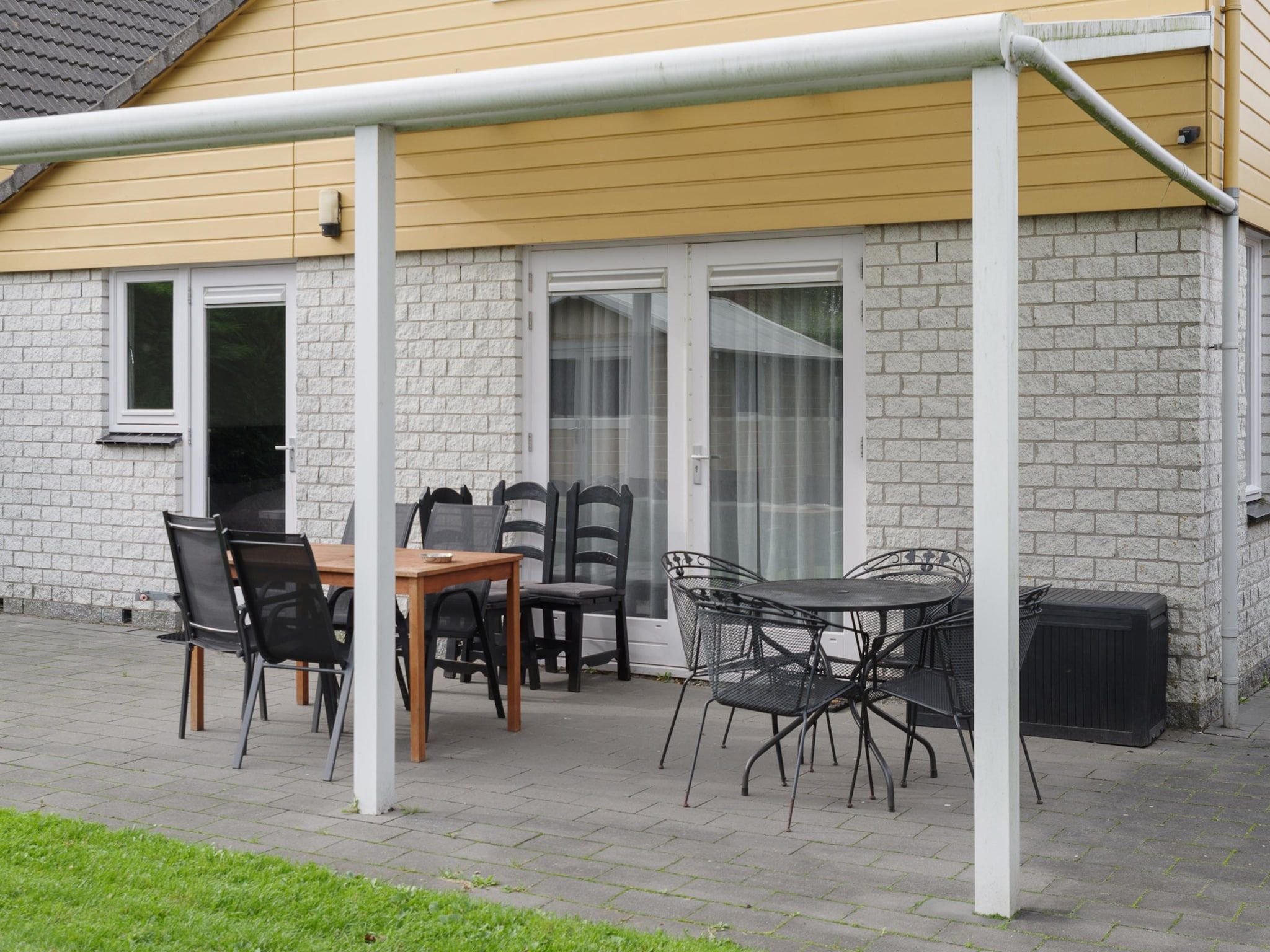 Het terras van Villapark De Oesterbaai 49 in Wemeldinge