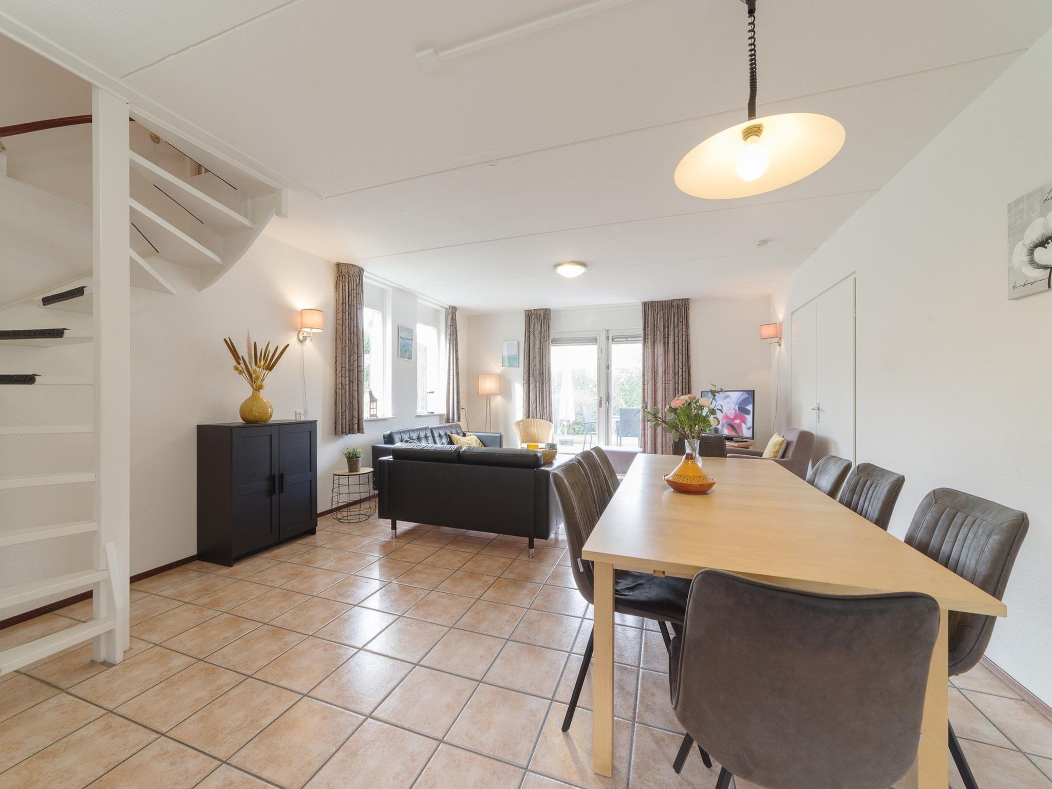 De eetkamer van Villapark De Oesterbaai 54 in Wemeldinge