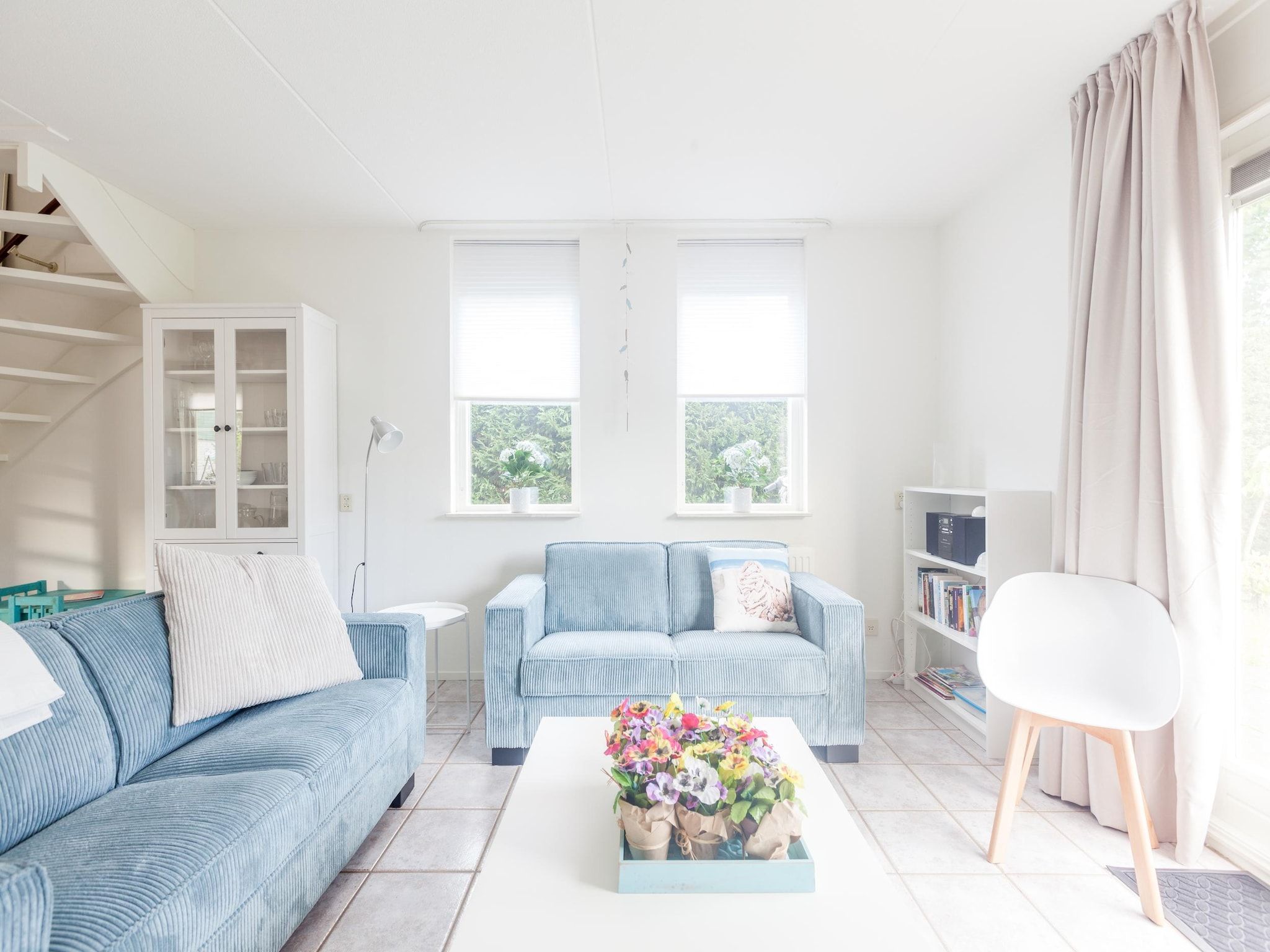 De woonkamer van Villapark De Oesterbaai 64 in Wemeldinge