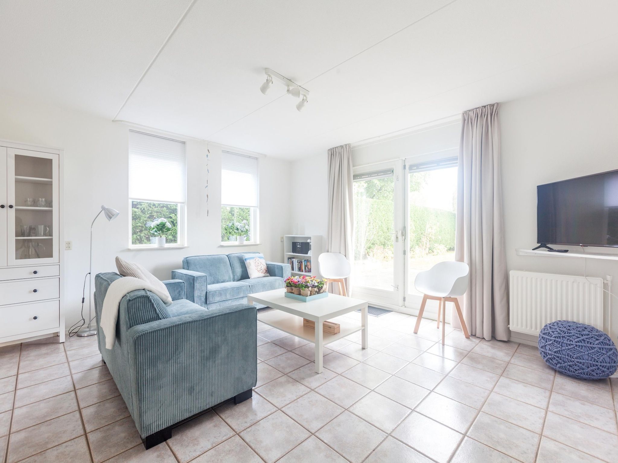 De woonkamer van Villapark De Oesterbaai 64 in Wemeldinge