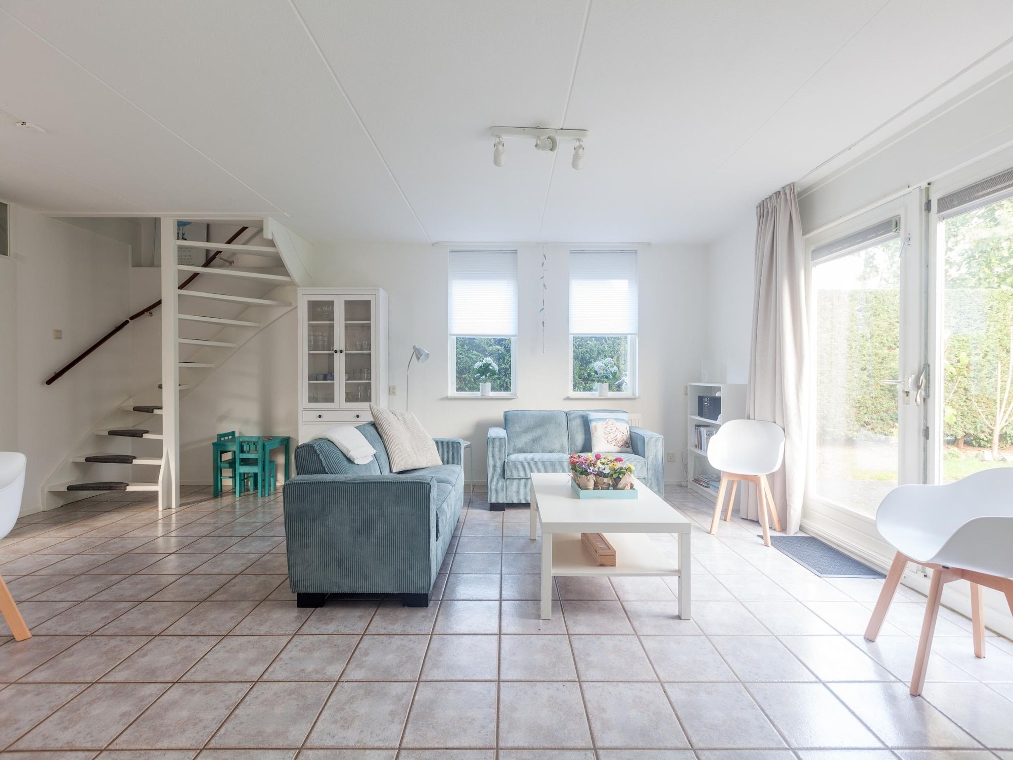 De woonkamer van Villapark De Oesterbaai 64 in Wemeldinge