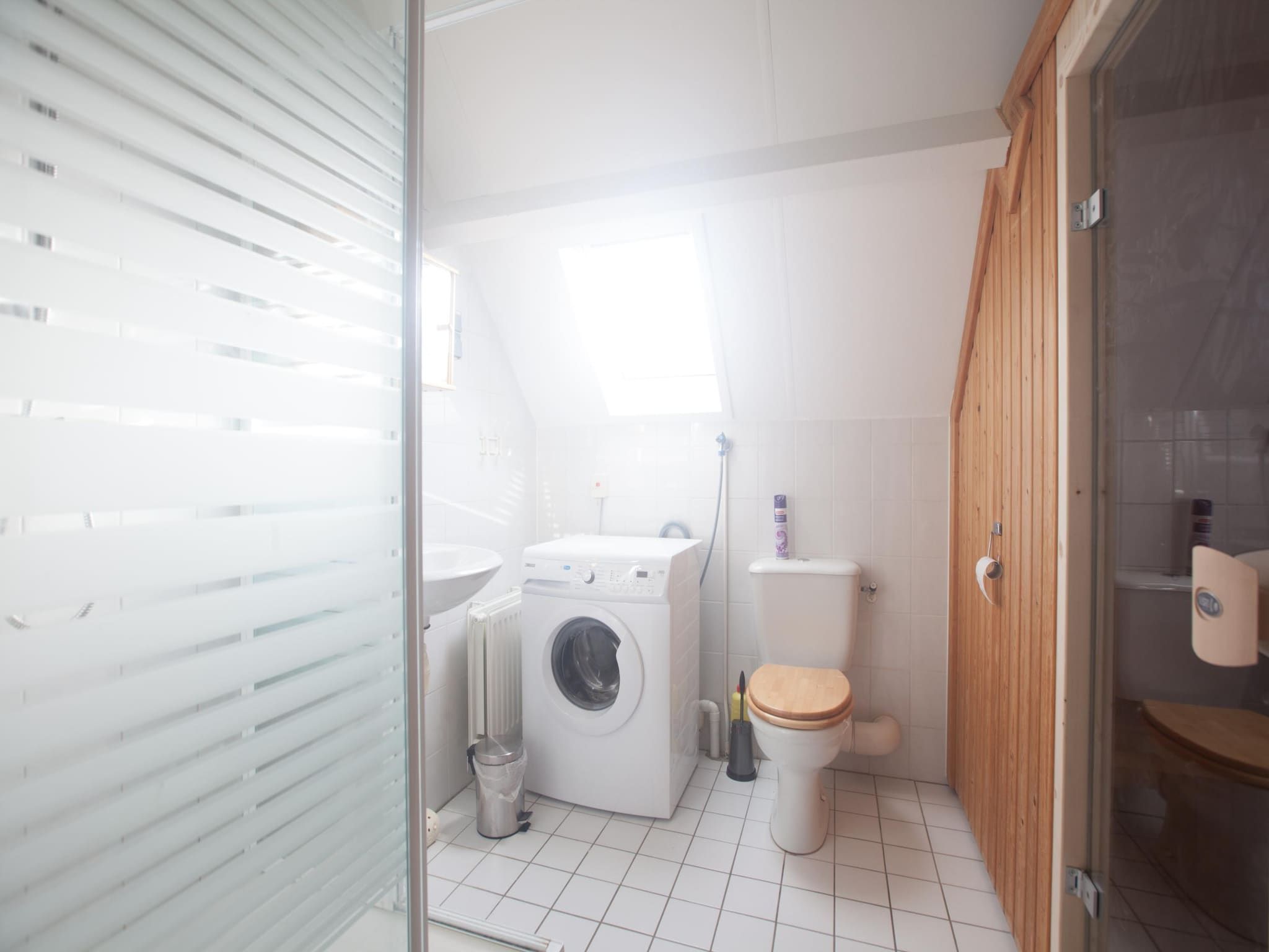 De badkamer van Villapark De Oesterbaai 64 in Wemeldinge