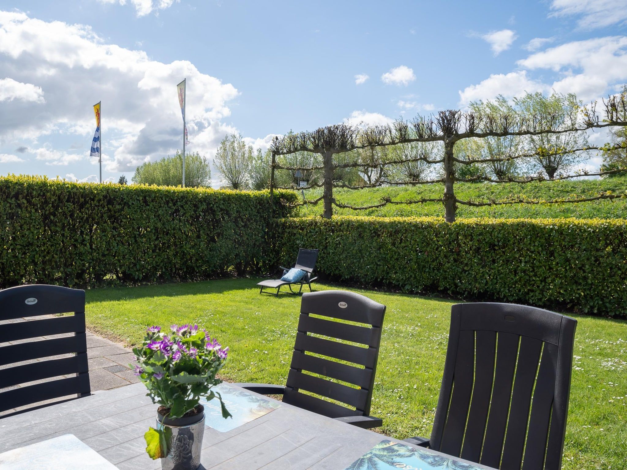 Het terras van Villapark De Oesterbaai 70 in Wemeldinge