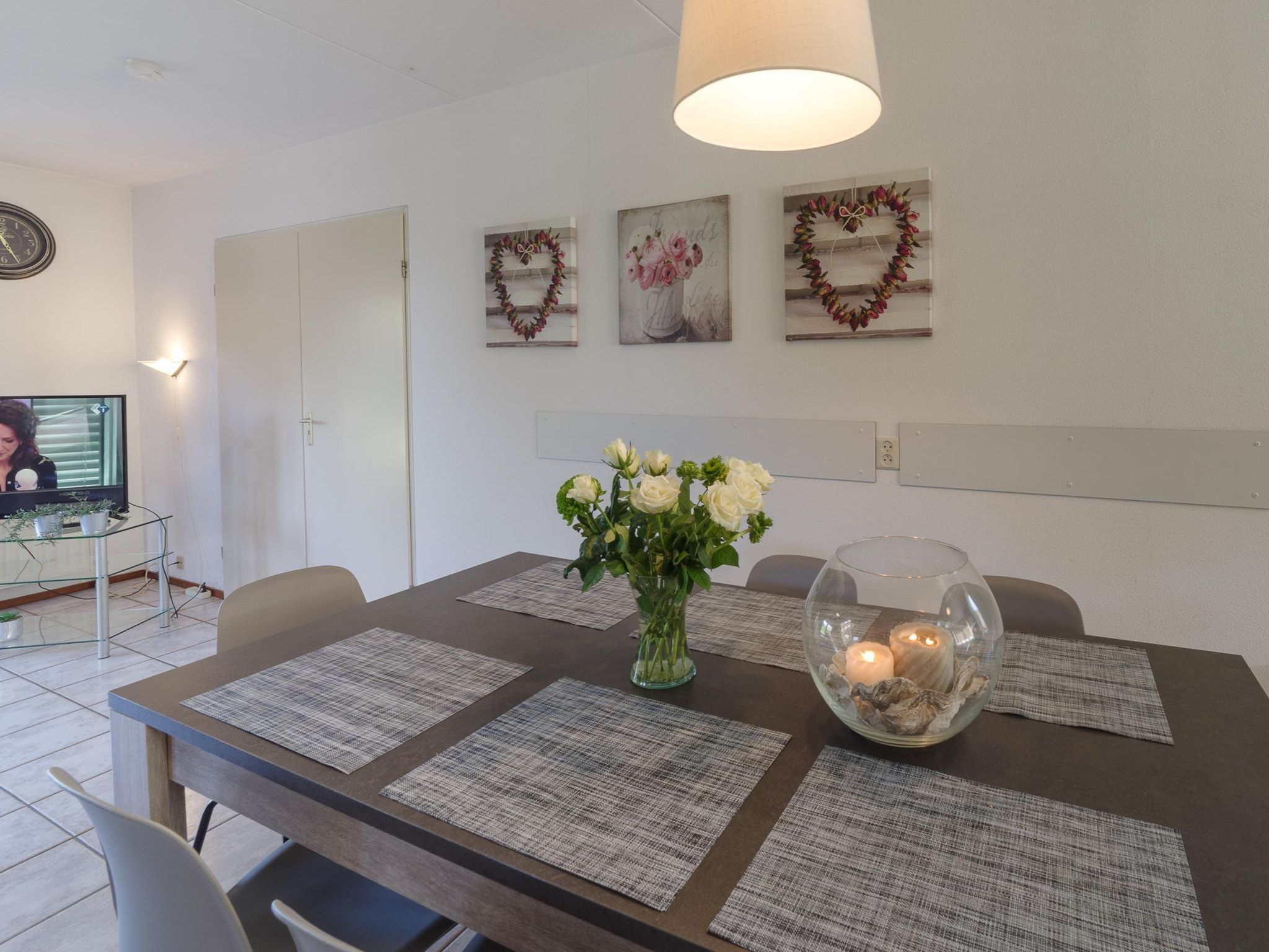 De eetkamer van Villapark De Oesterbaai 75 in Wemeldinge