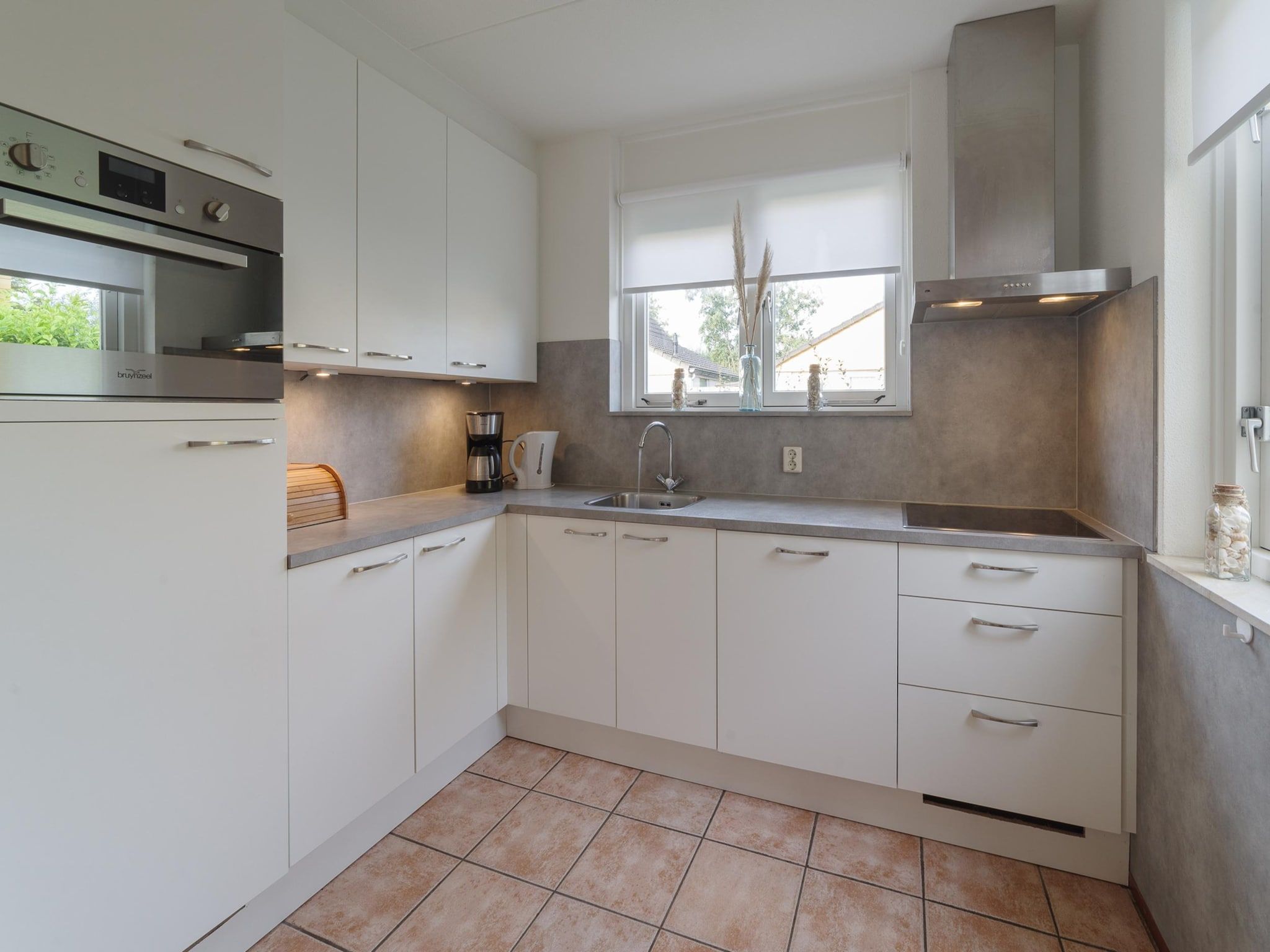 De keuken van Villapark De Oesterbaai 77 in Wemeldinge