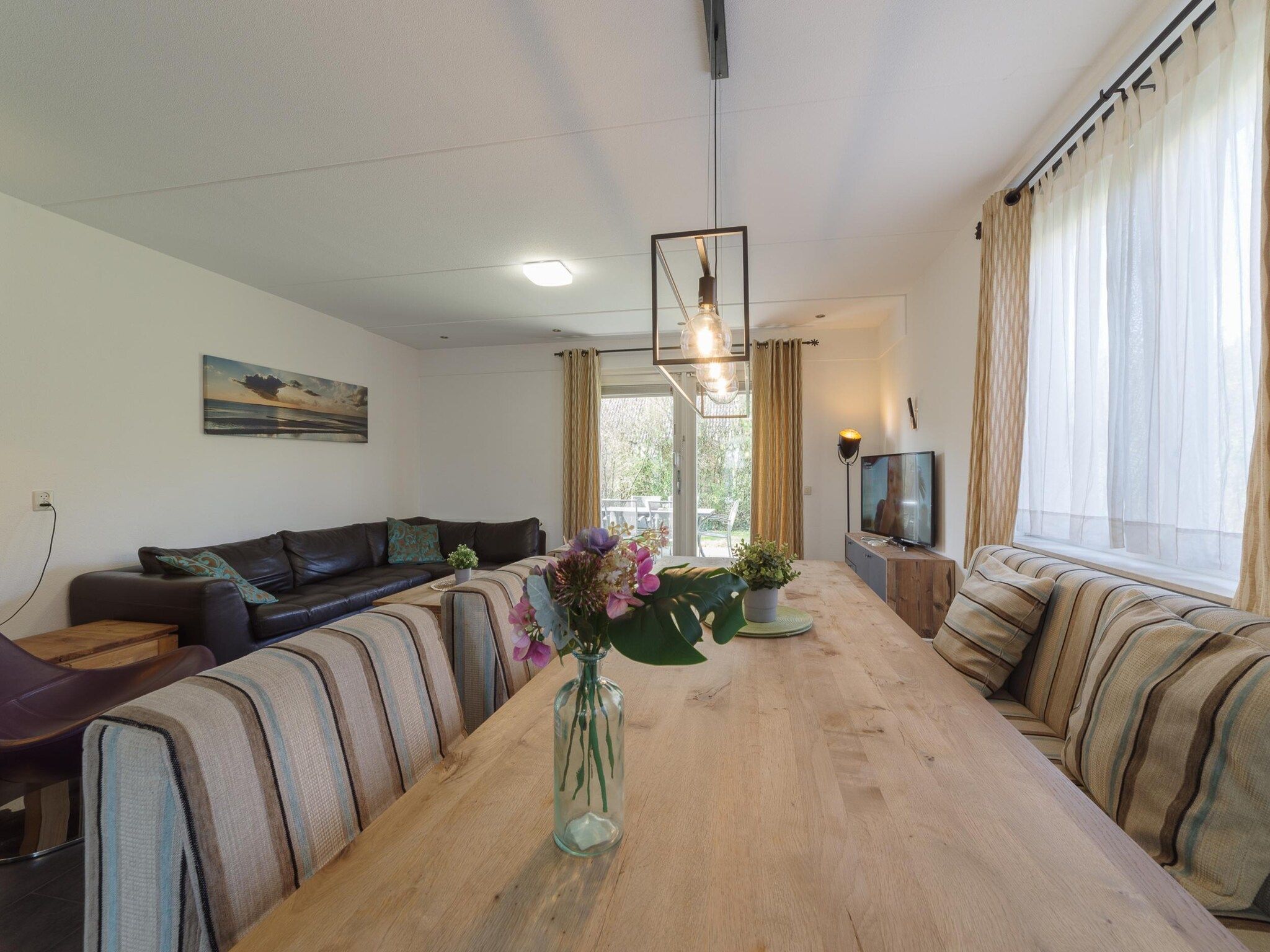 De eetkamer van Villapark De Oesterbaai 89 in Wemeldinge