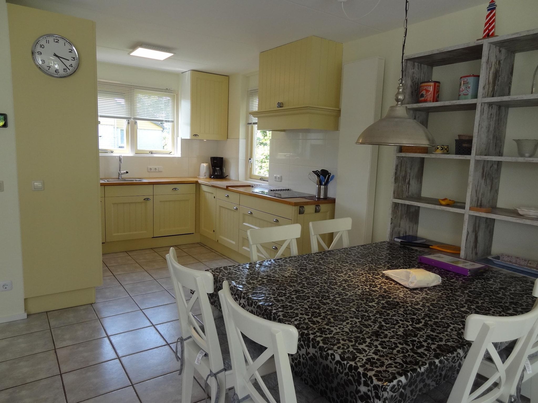 De eetkamer van Villapark De Oesterbaai 92 in Wemeldinge