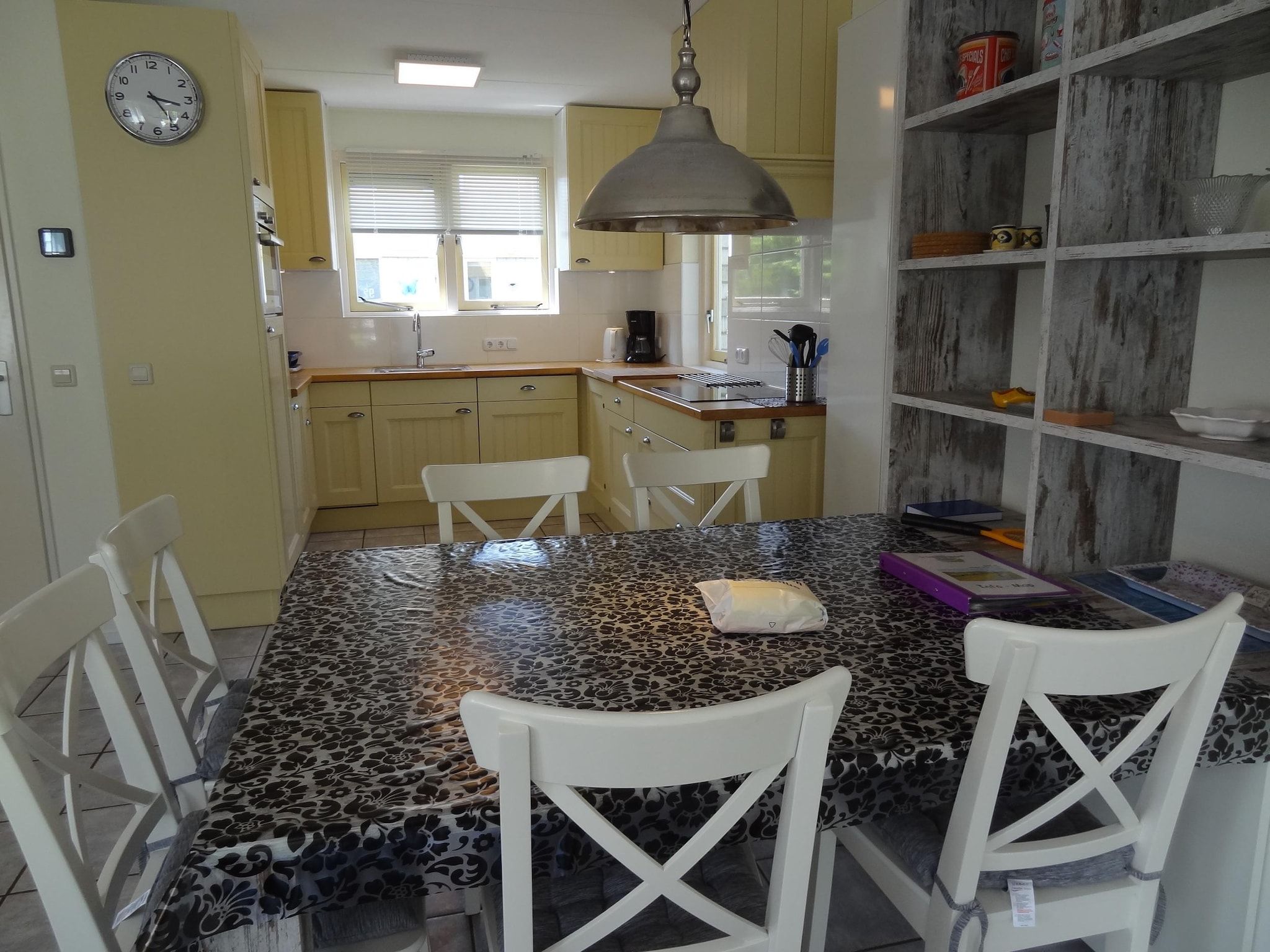 De eetkamer van Villapark De Oesterbaai 92 in Wemeldinge