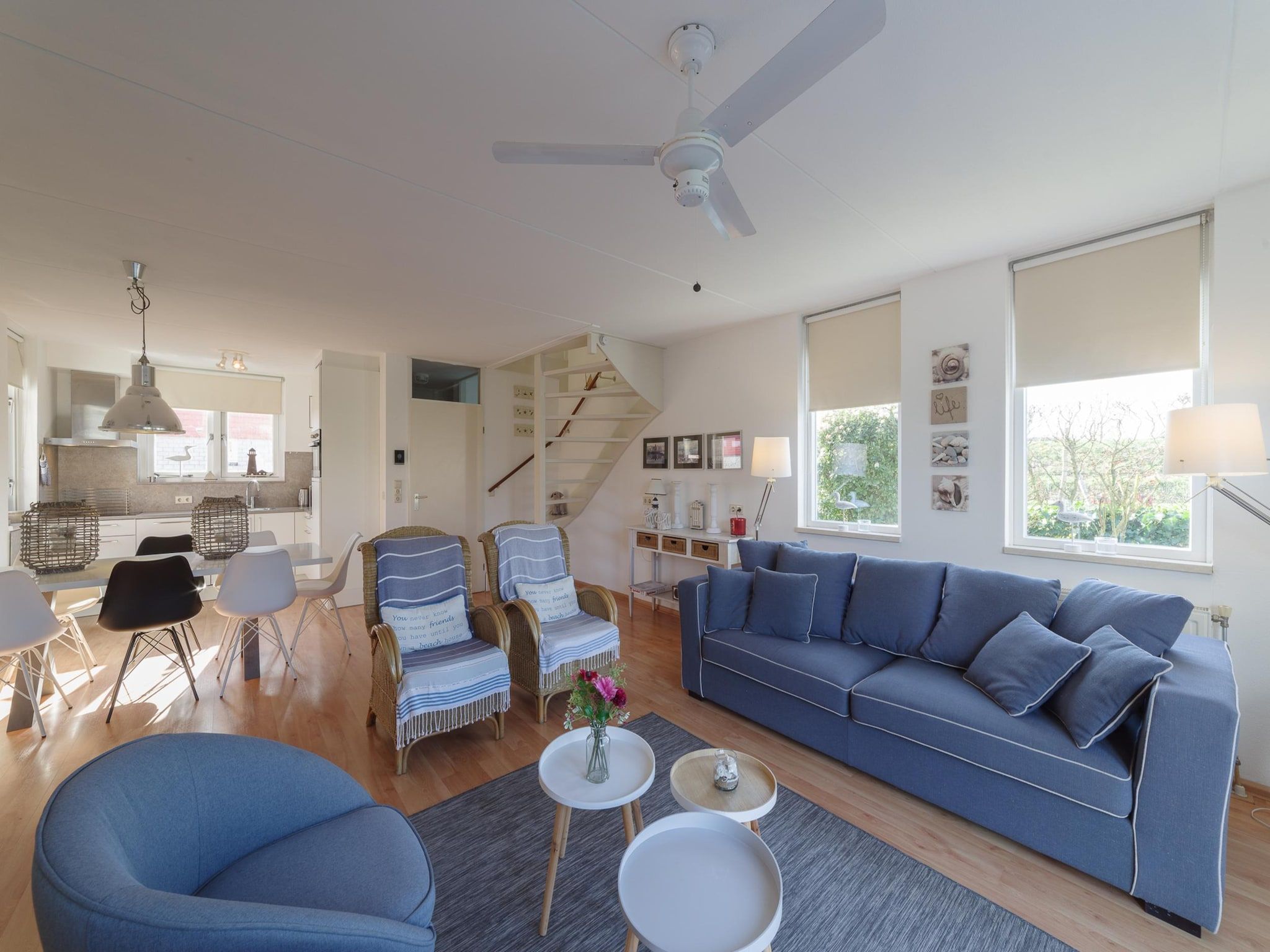 De woonkamer van Villapark De Oesterbaai 96 in Wemeldinge