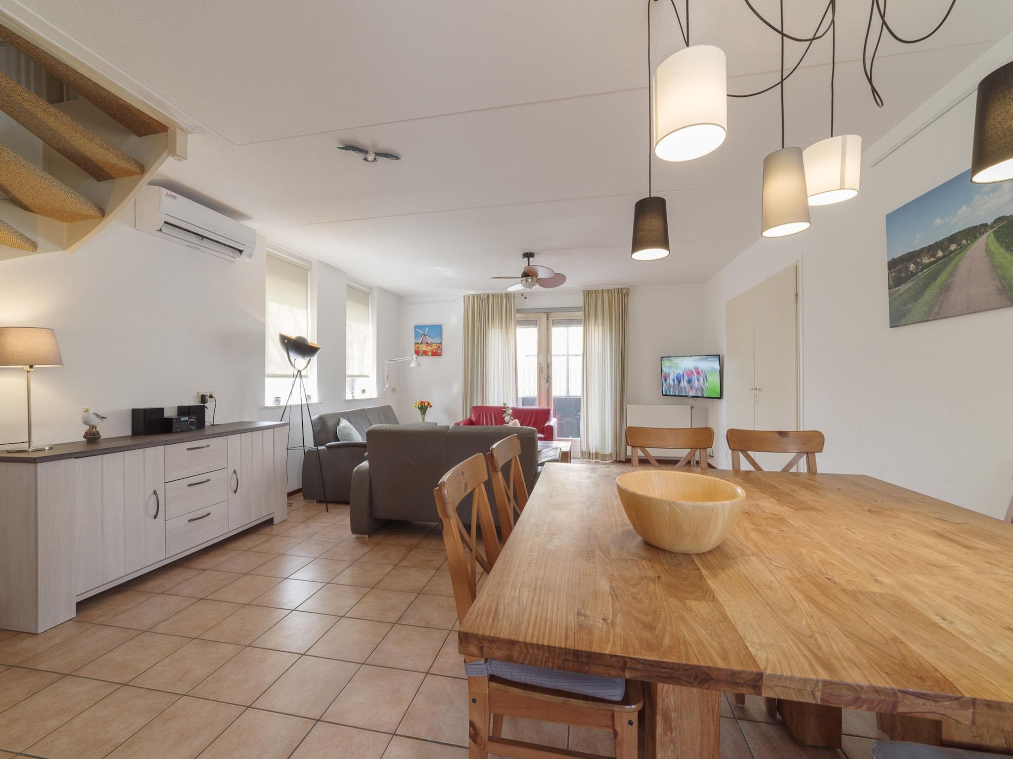 De eetkamer van Villapark De Oesterbaai 112 in Wemeldinge