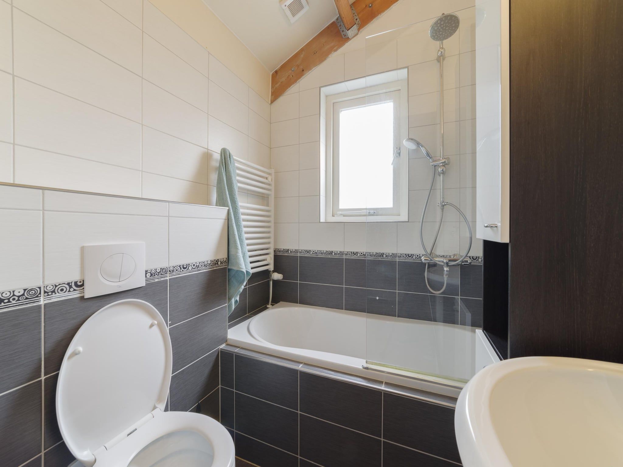 De badkamer van Villapark De Oesterbaai 112 in Wemeldinge