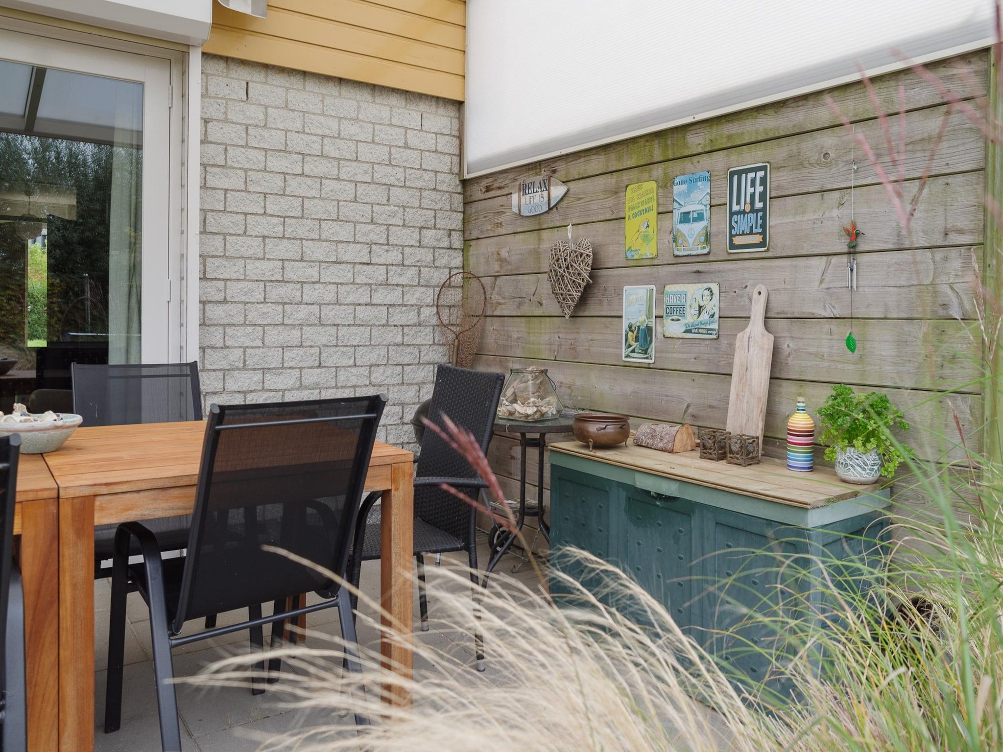 Het terras van Villapark De Oesterbaai 117 in Wemeldinge