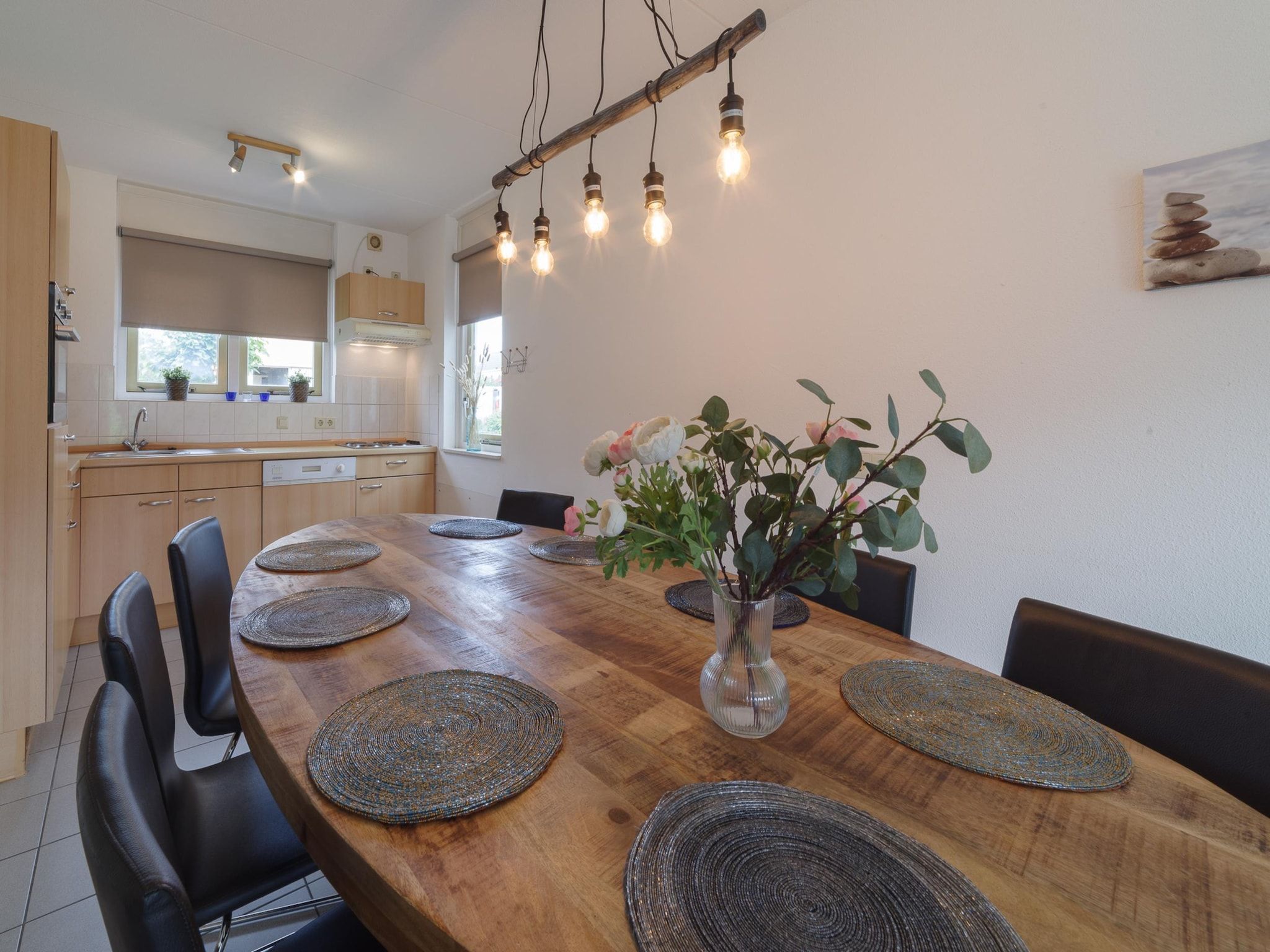 De eetkamer van Villapark De Oesterbaai 123 in Wemeldinge