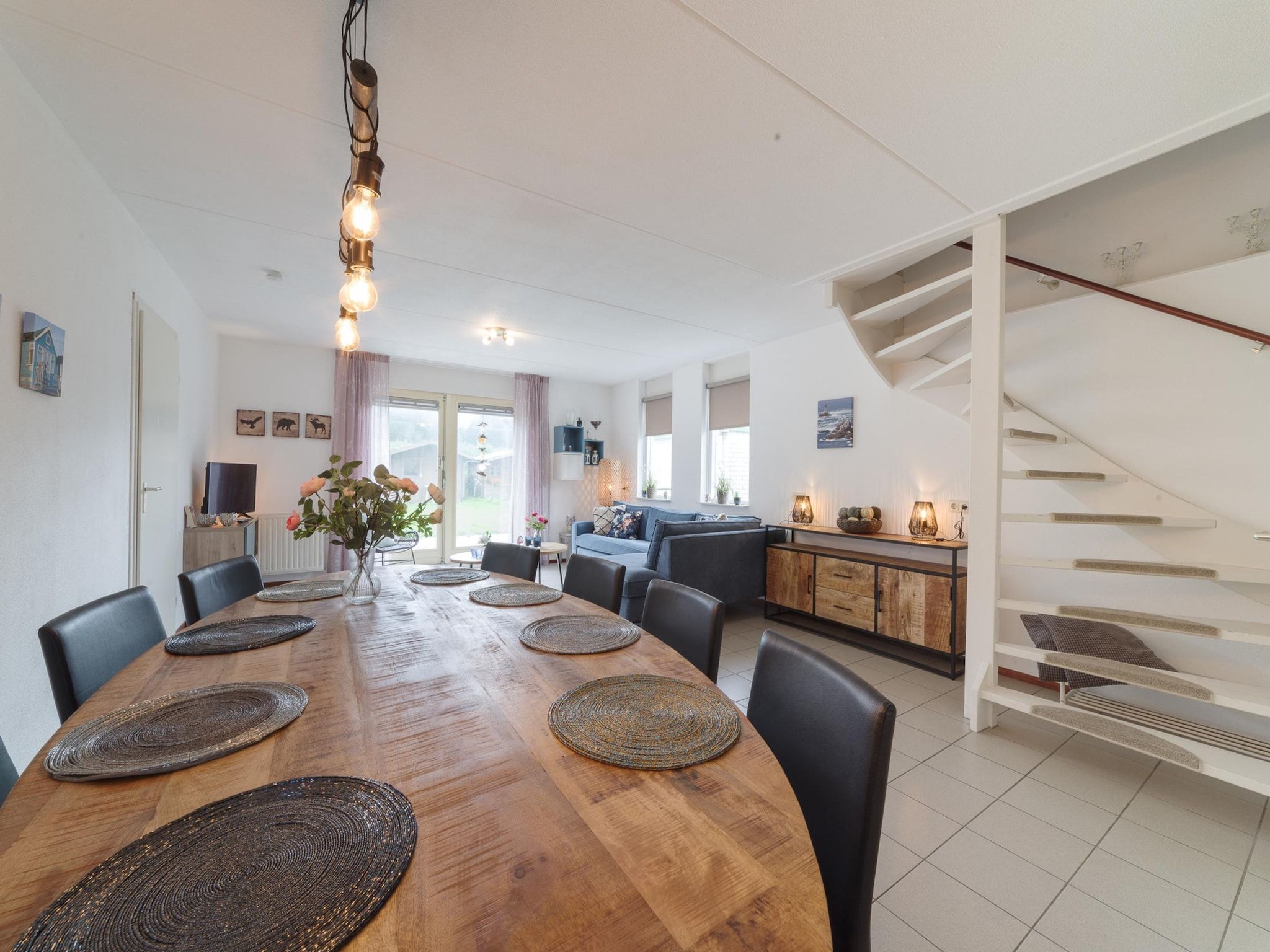 De eetkamer van Villapark De Oesterbaai 123 in Wemeldinge