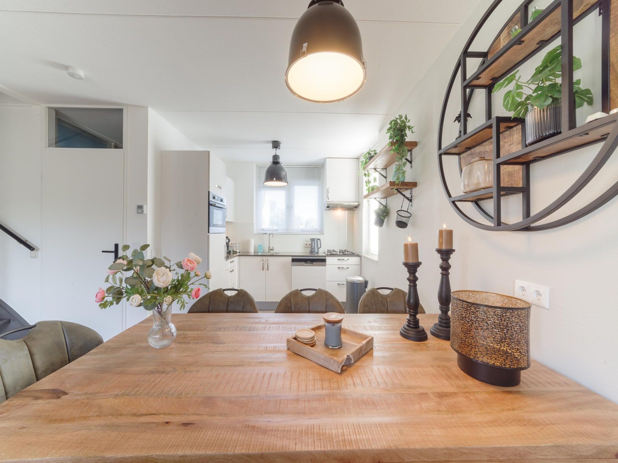 De eetkamer van Villapark De Oesterbaai 126 in Wemeldinge