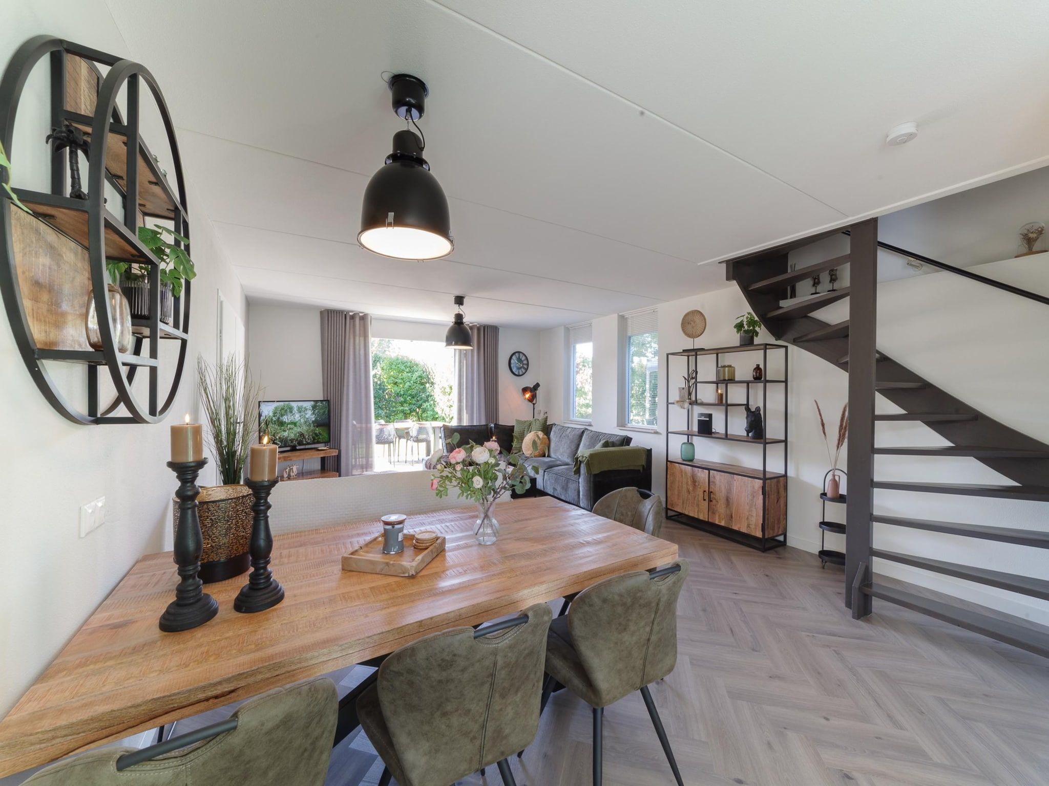 De eetkamer van Villapark De Oesterbaai 126 in Wemeldinge