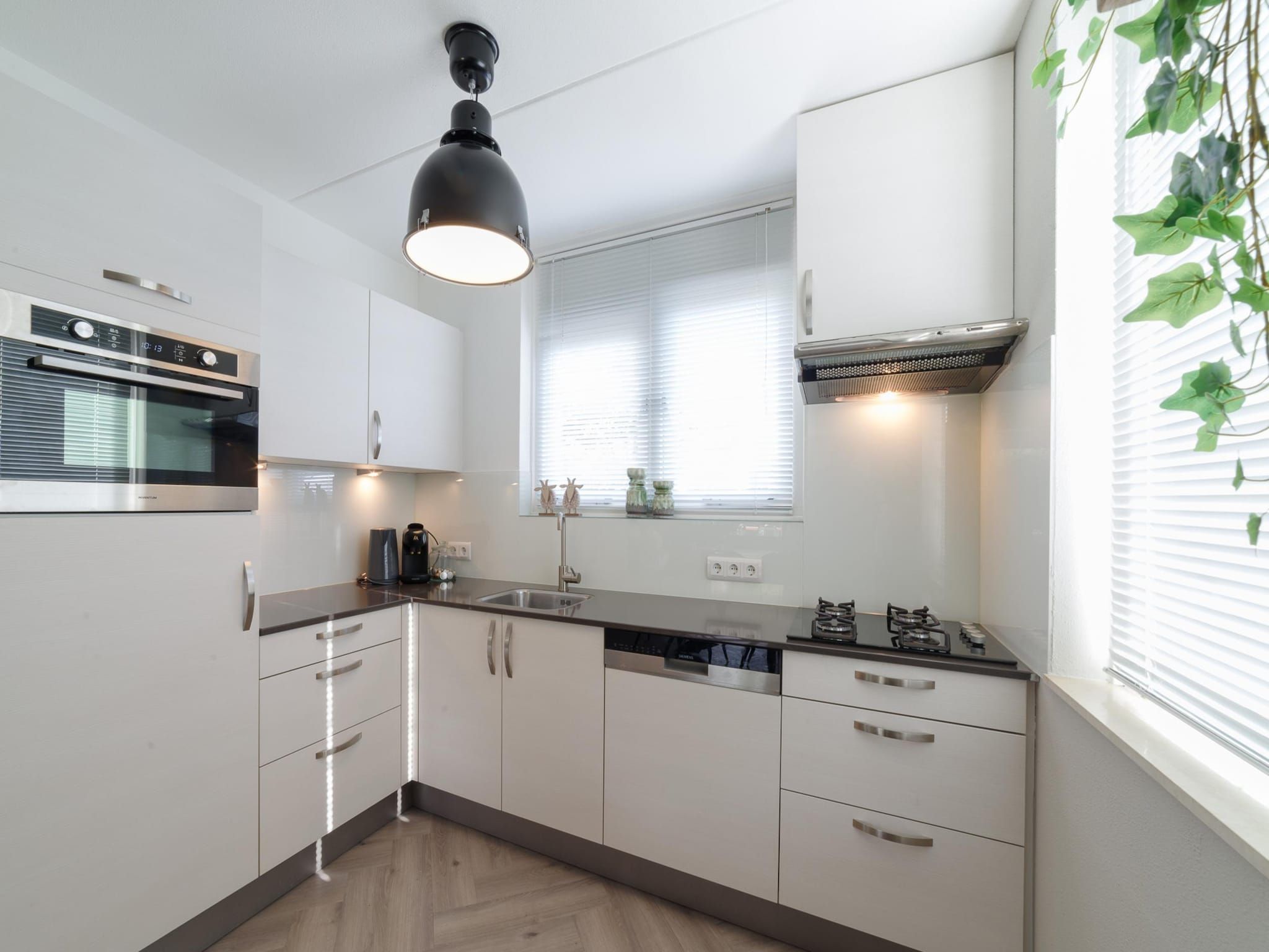 De keuken van Villapark De Oesterbaai 126 in Wemeldinge