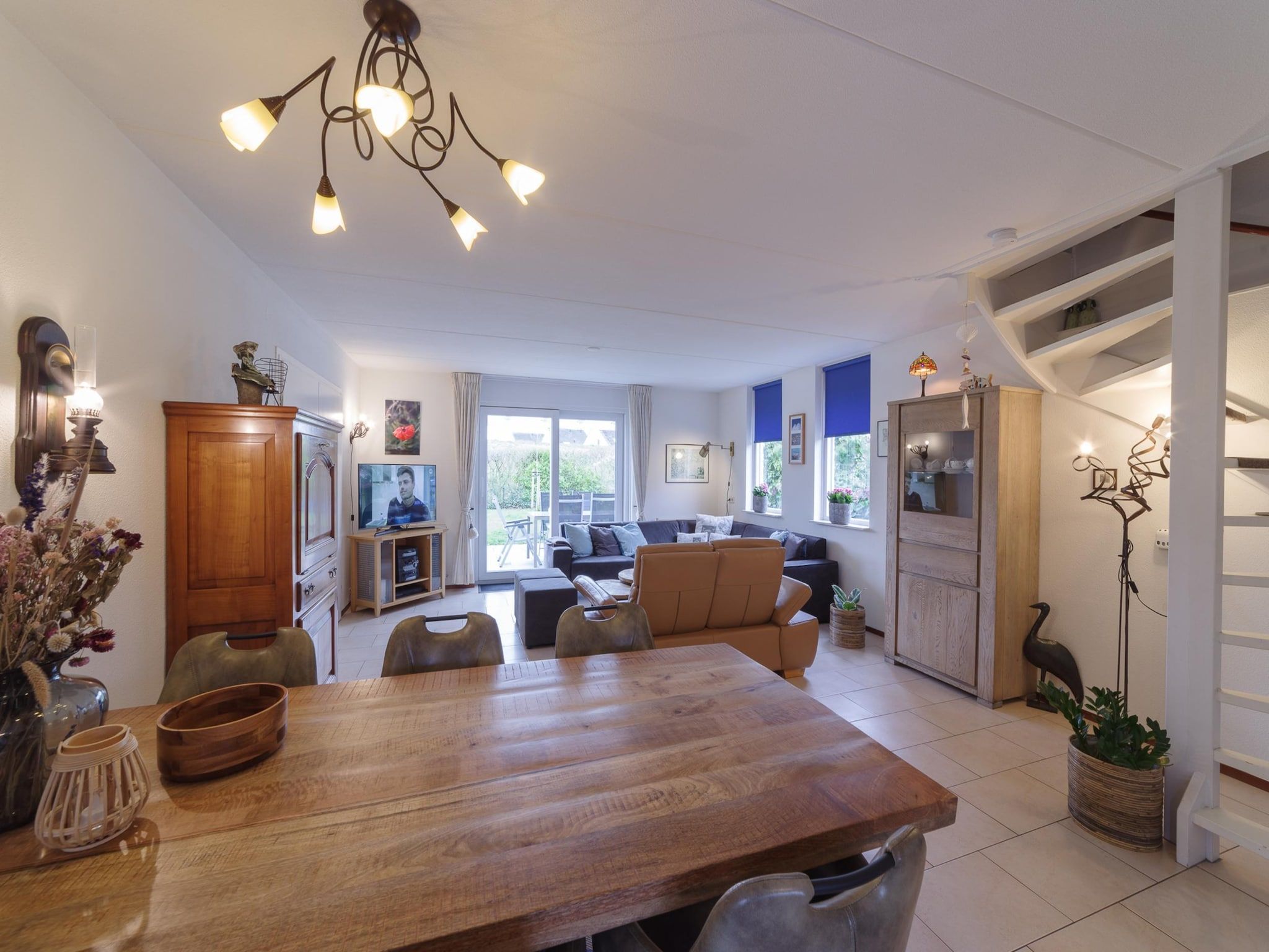 De eetkamer van Villapark De Oesterbaai 131 in Wemeldinge