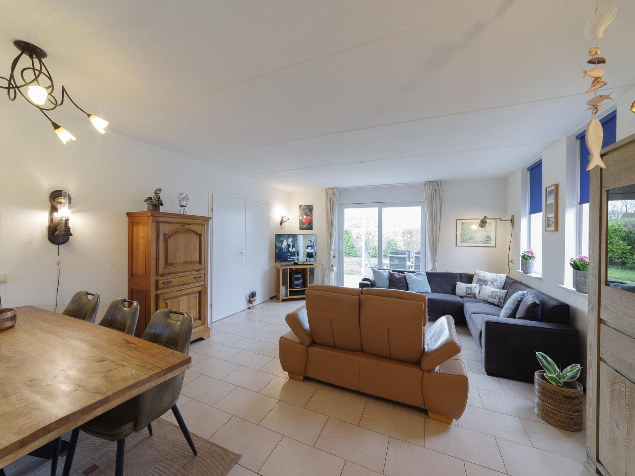 De woonkamer van Villapark De Oesterbaai 131 in Wemeldinge