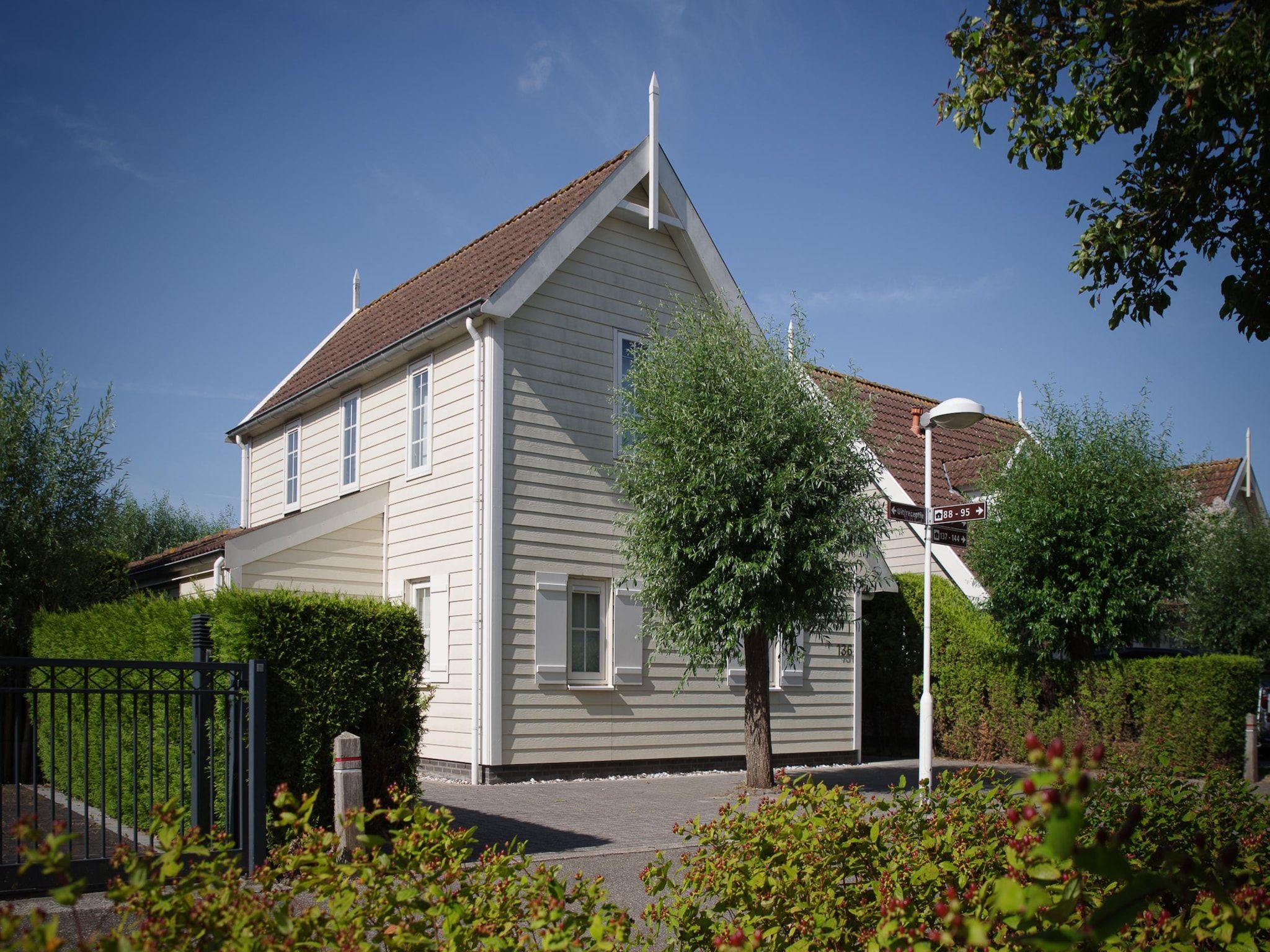 De buitenkant van Villapark De Oesterbaai 136 in Wemeldinge