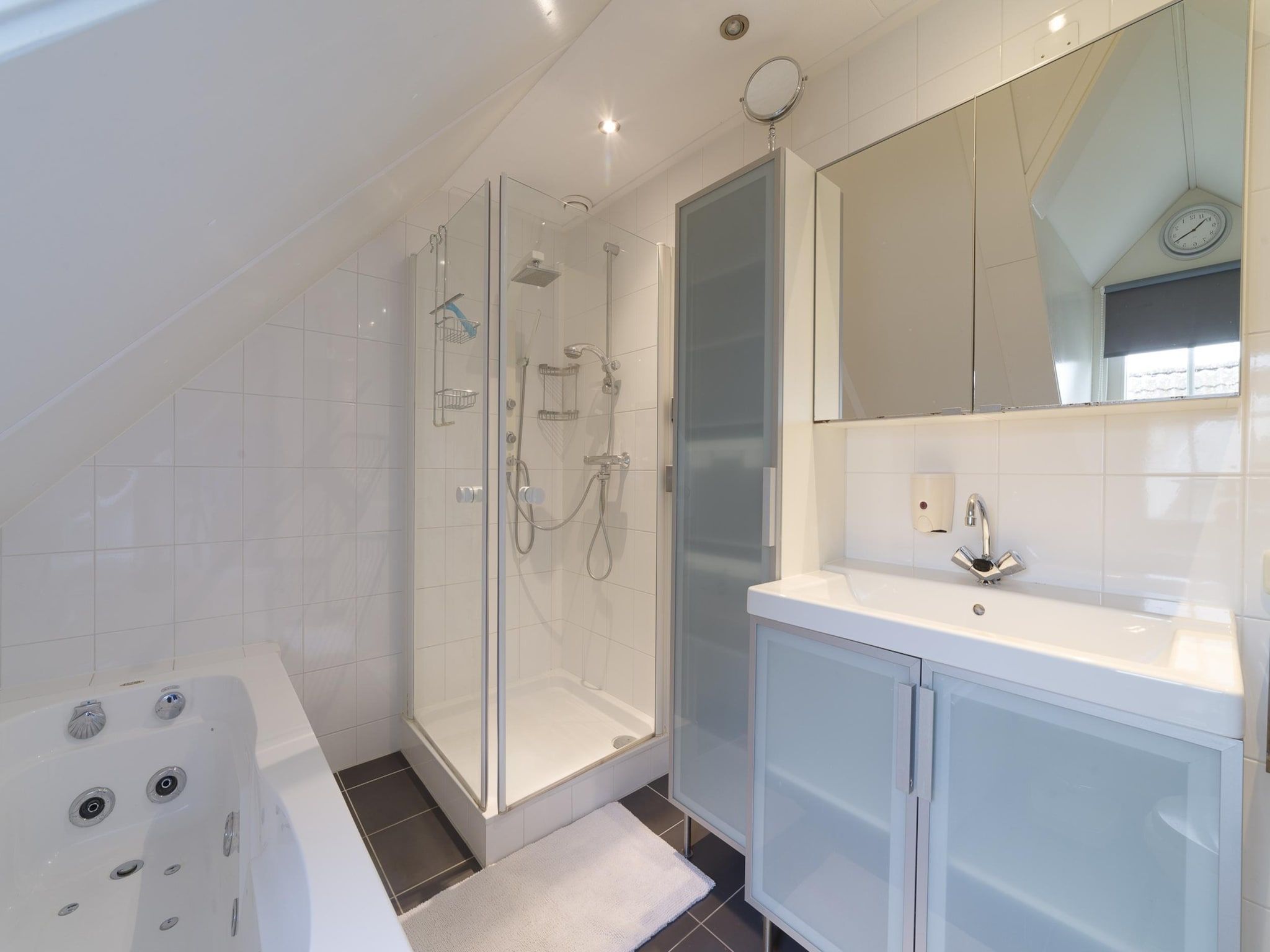 De badkamer van Villapark De Oesterbaai 136 in Wemeldinge