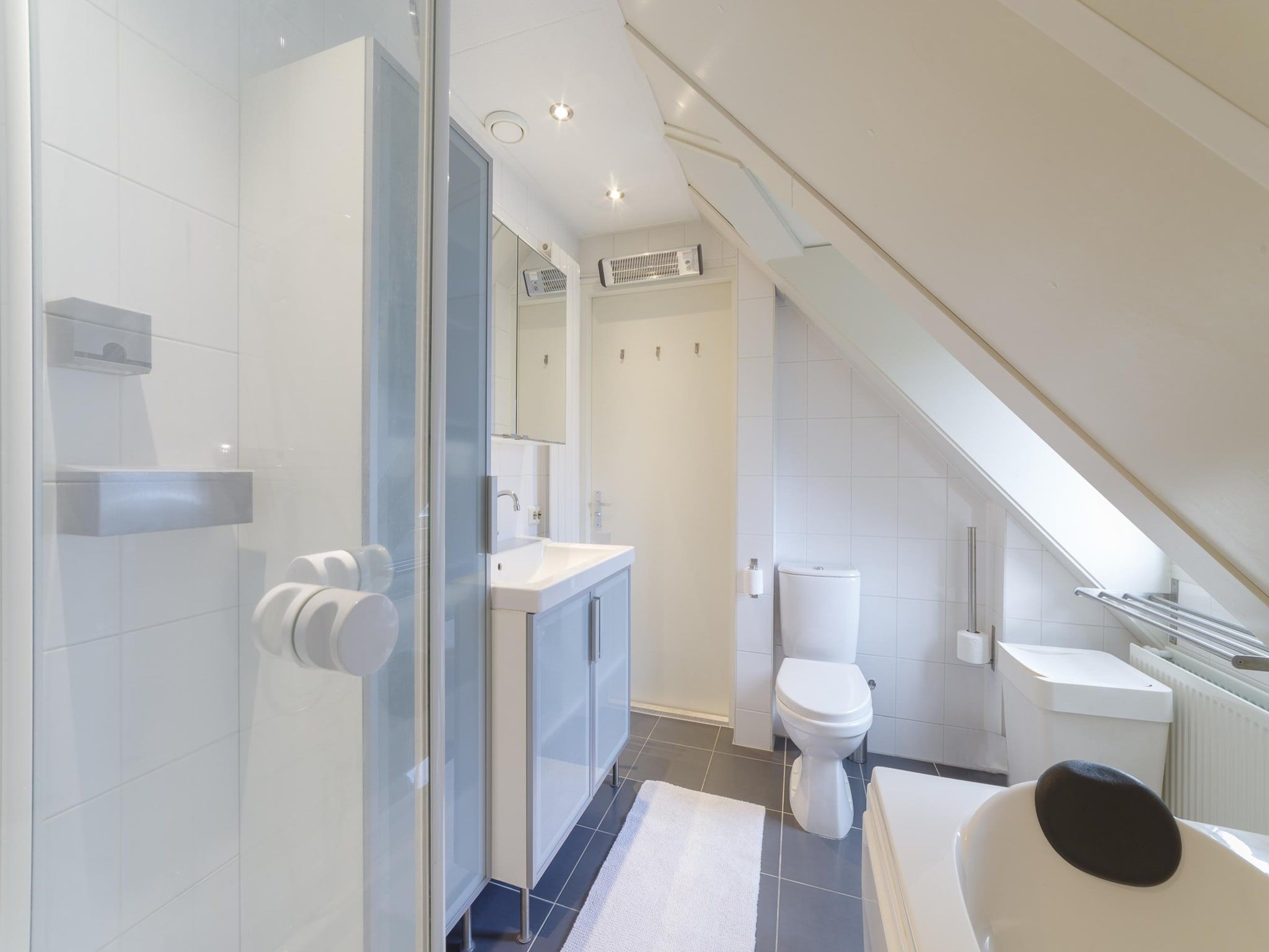 De badkamer van Villapark De Oesterbaai 136 in Wemeldinge