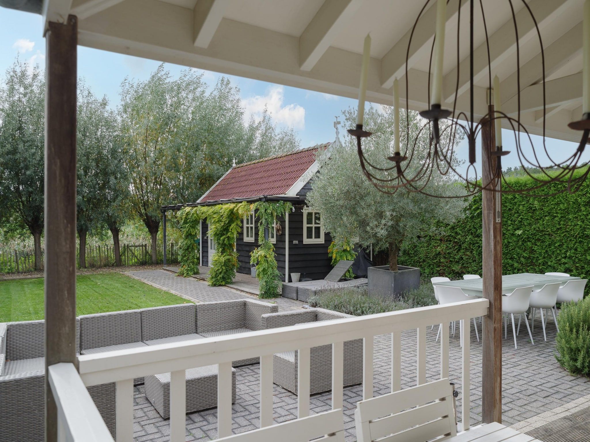 De tuin van Villapark De Oesterbaai 136 in Wemeldinge