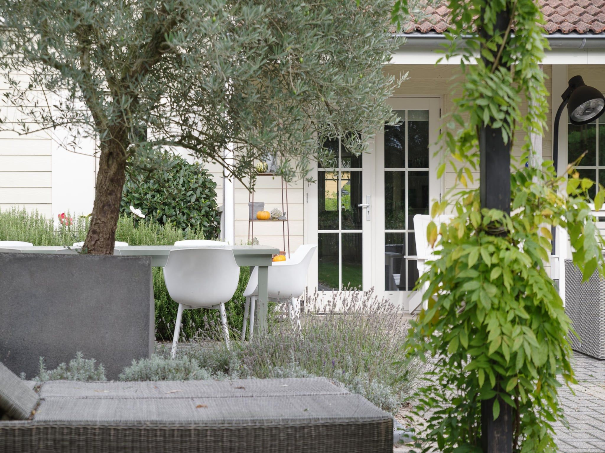 Het terras van Villapark De Oesterbaai 136 in Wemeldinge