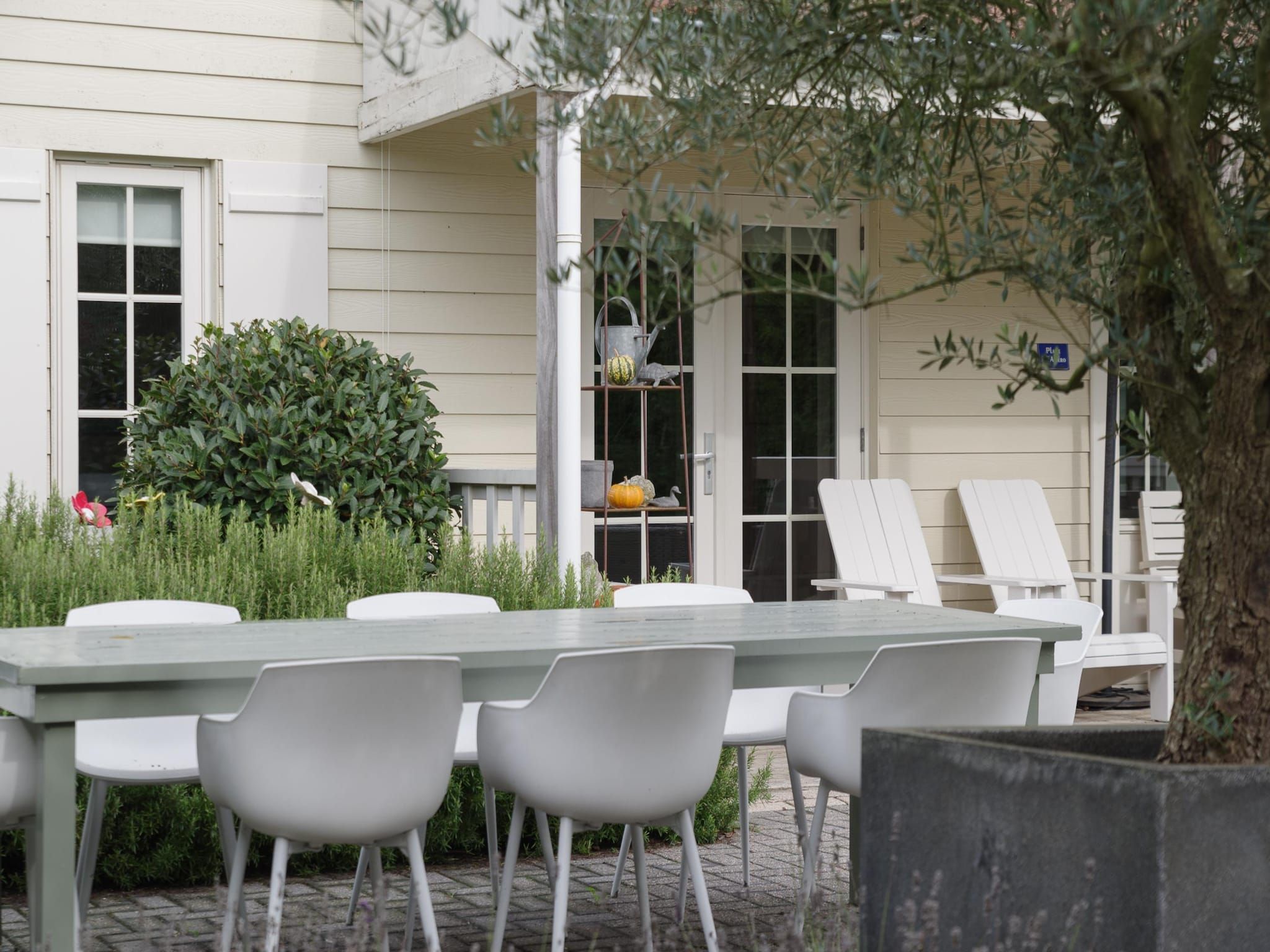 Het terras van Villapark De Oesterbaai 136 in Wemeldinge