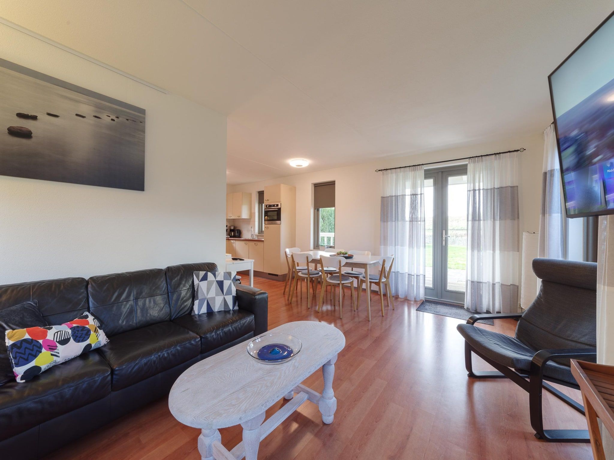 De woonkamer van Villapark De Oesterbaai 137 in Wemeldinge