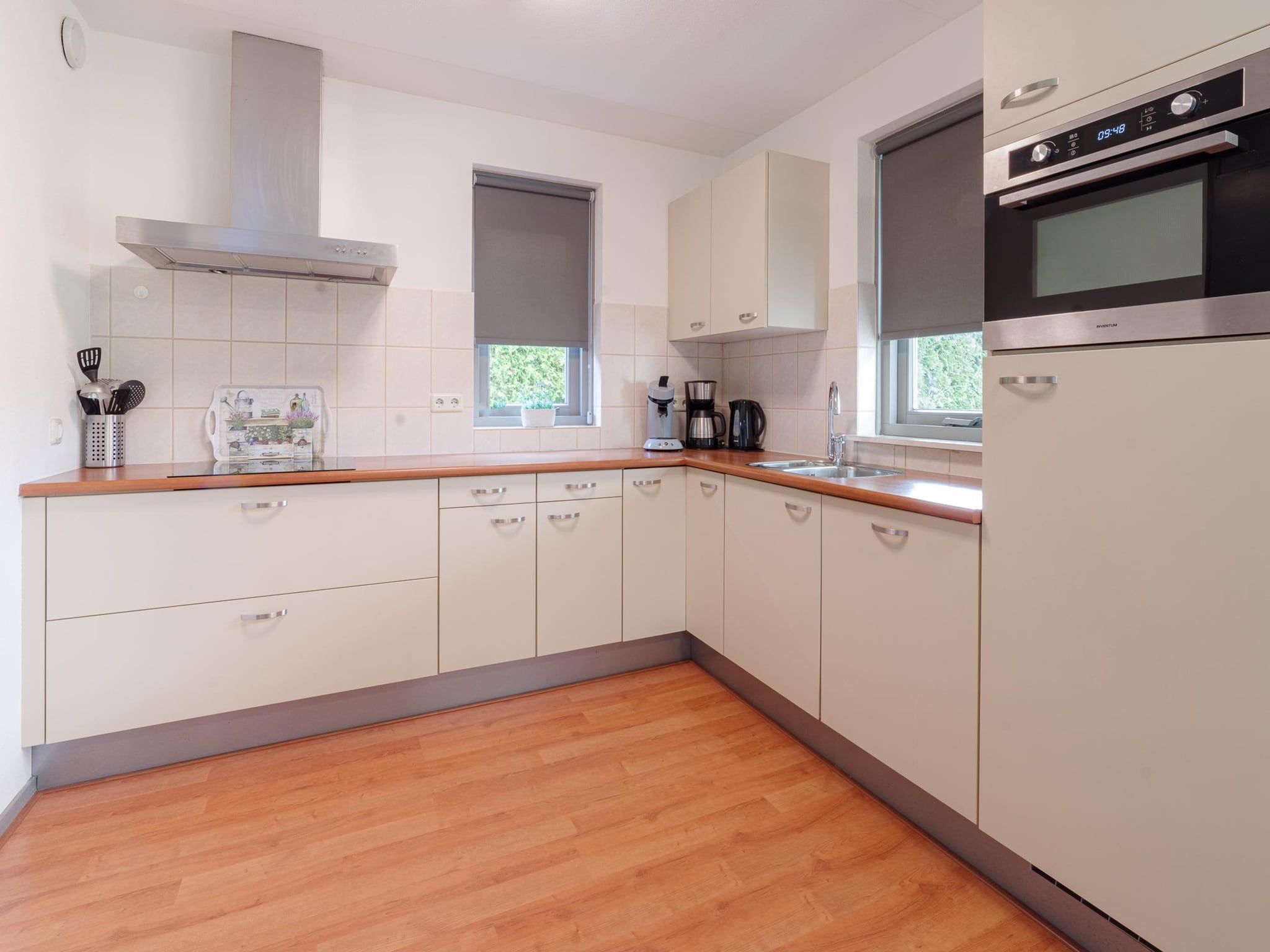 De keuken van Villapark De Oesterbaai 137 in Wemeldinge