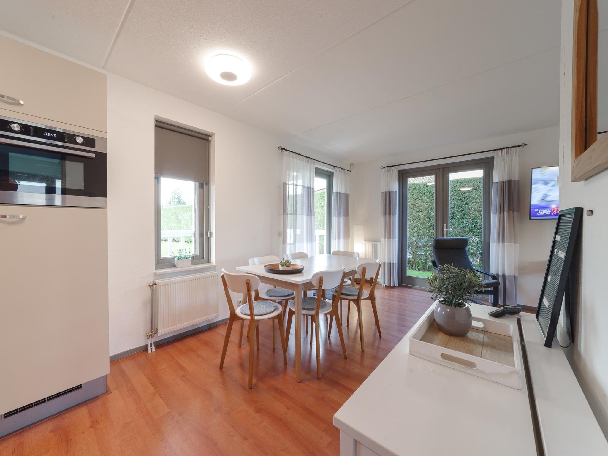 De eetkamer van Villapark De Oesterbaai 137 in Wemeldinge