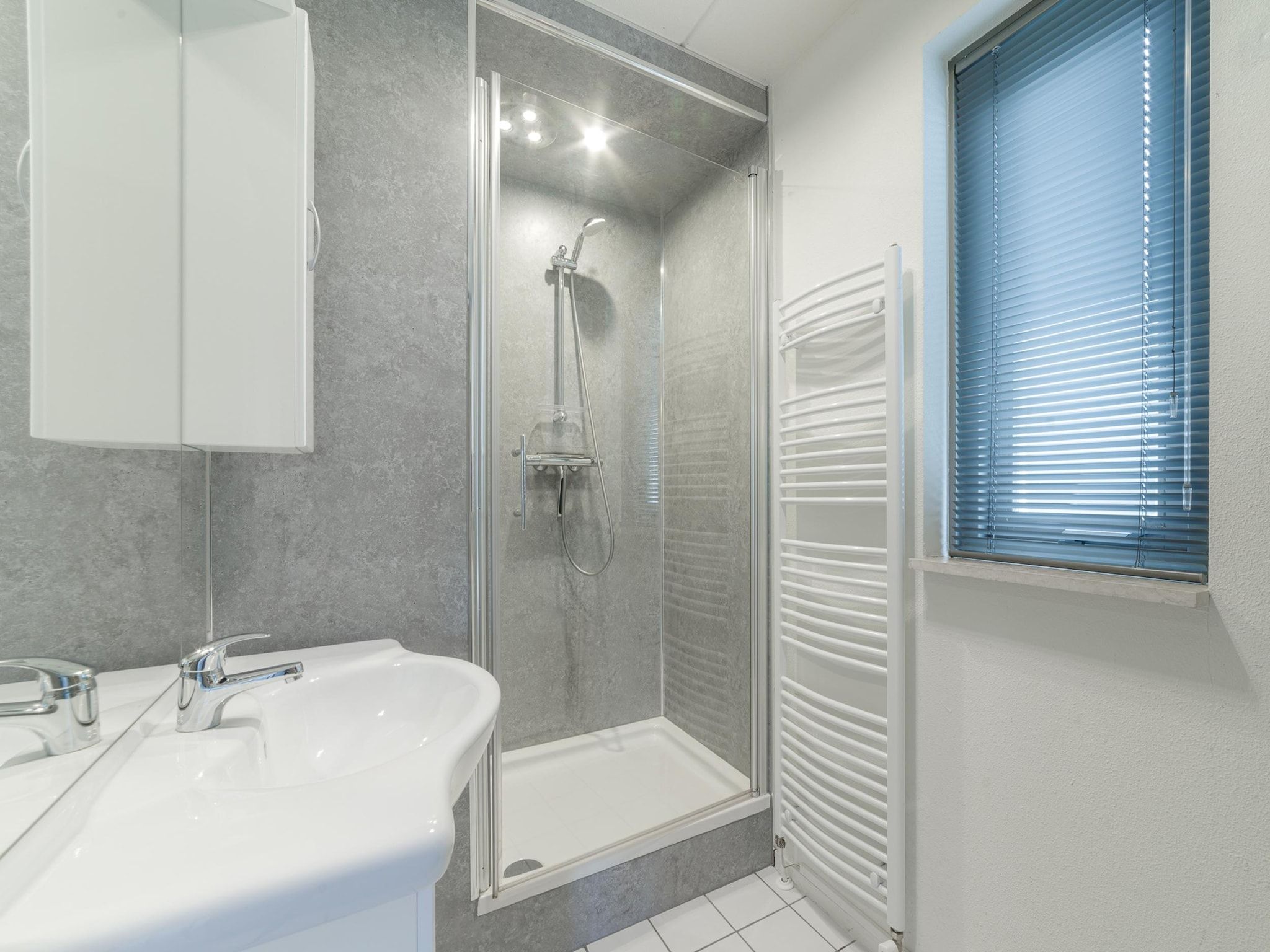 De badkamer van Villapark De Oesterbaai 137 in Wemeldinge