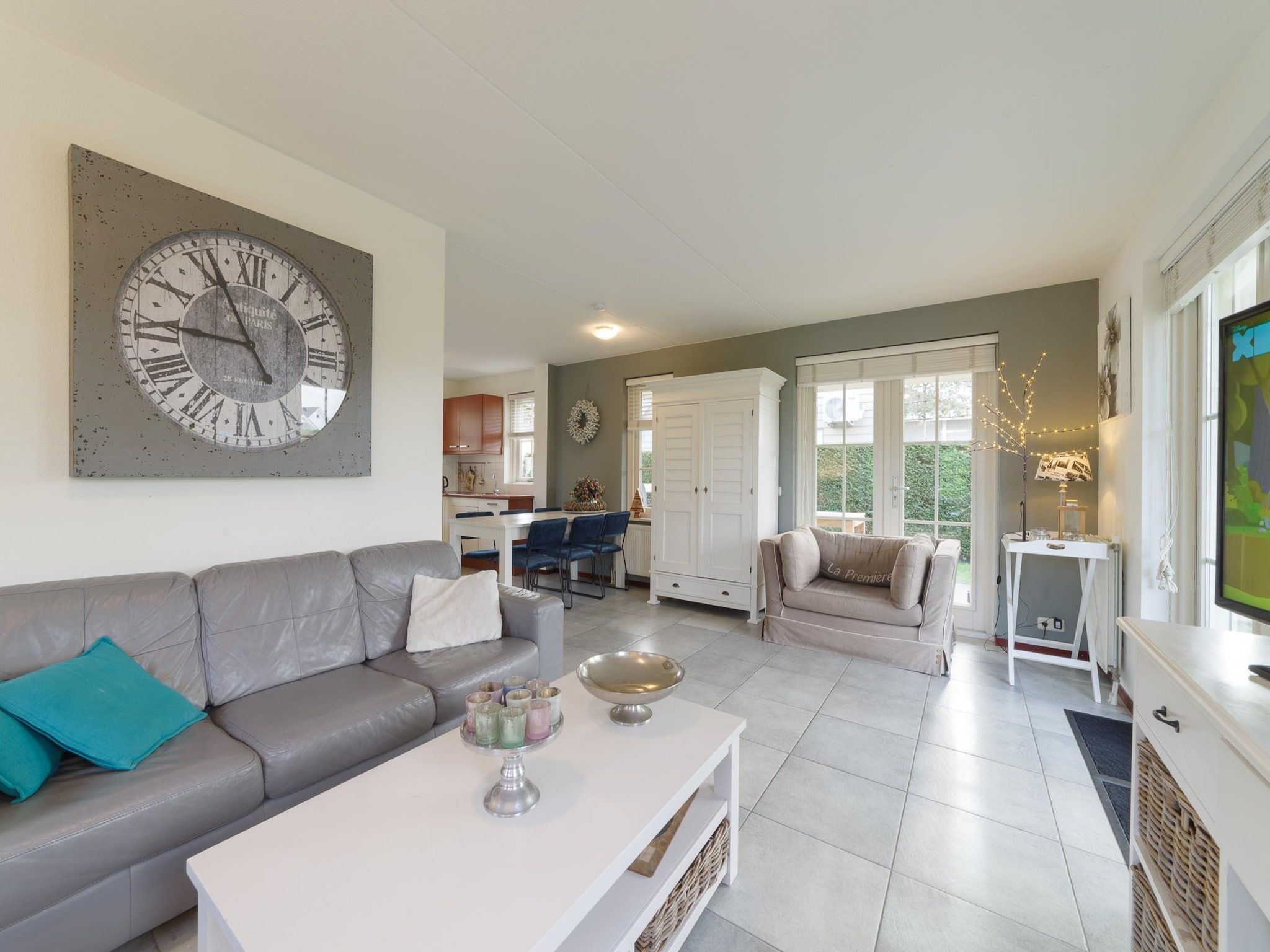 De woonkamer van Villapark De Oesterbaai 142 in Wemeldinge