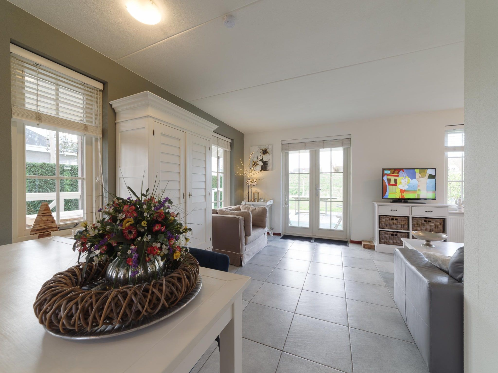 De woonkamer van Villapark De Oesterbaai 142 in Wemeldinge