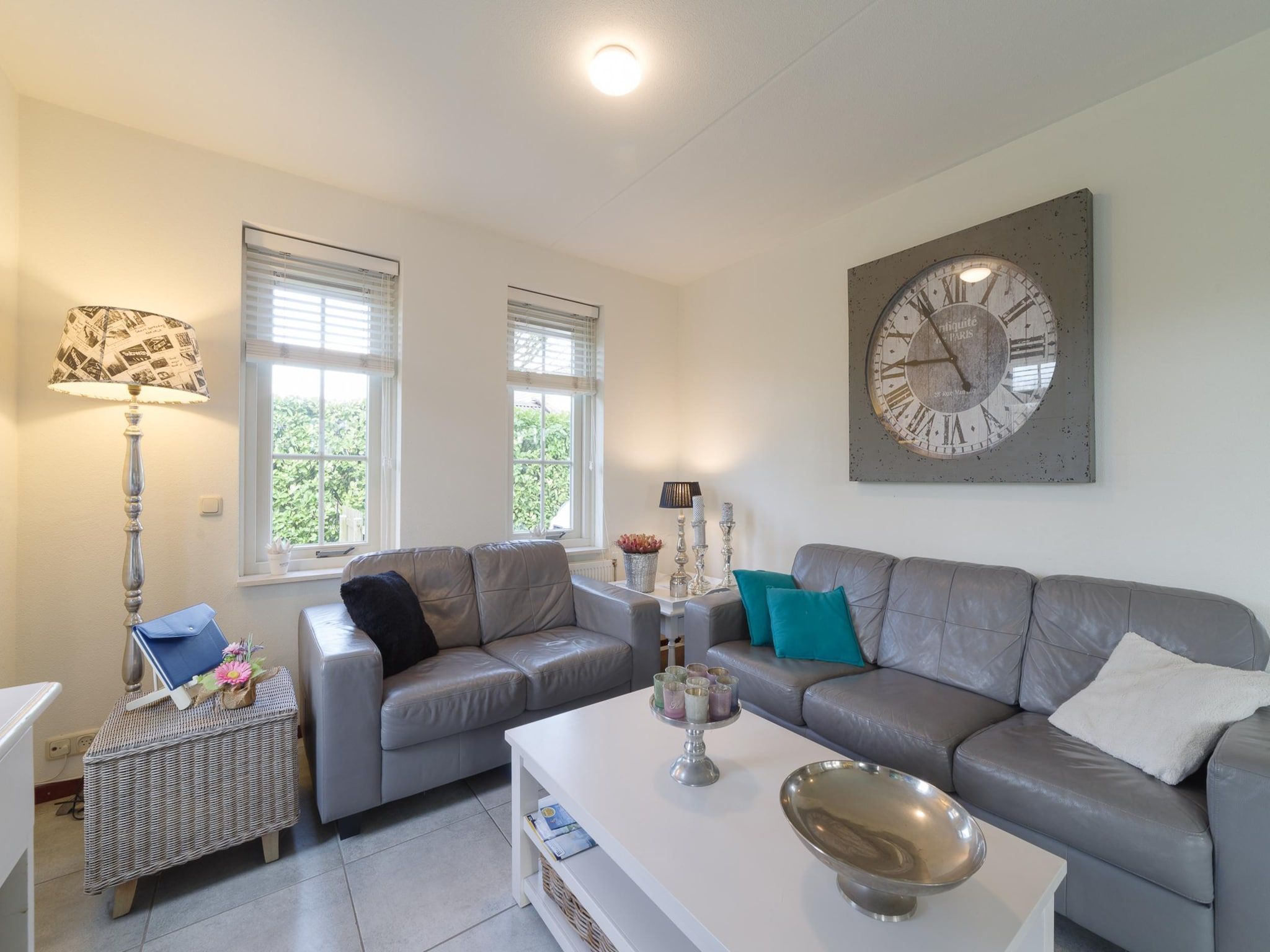 De woonkamer van Villapark De Oesterbaai 142 in Wemeldinge