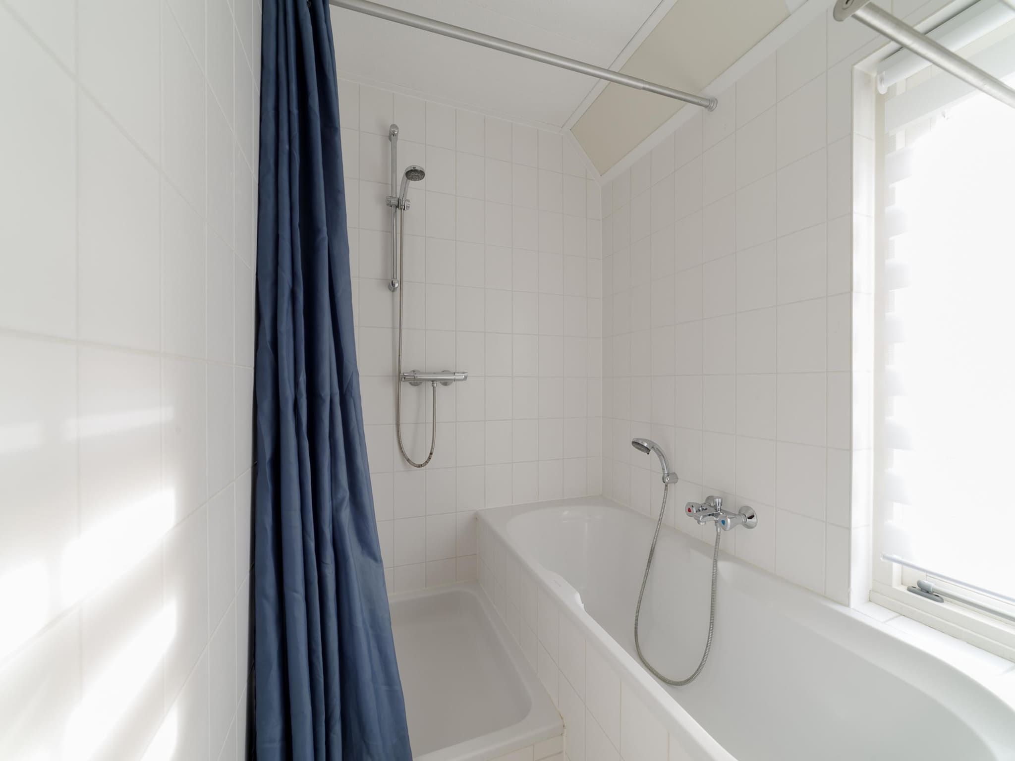 De badkamer van Villapark De Oesterbaai 142 in Wemeldinge